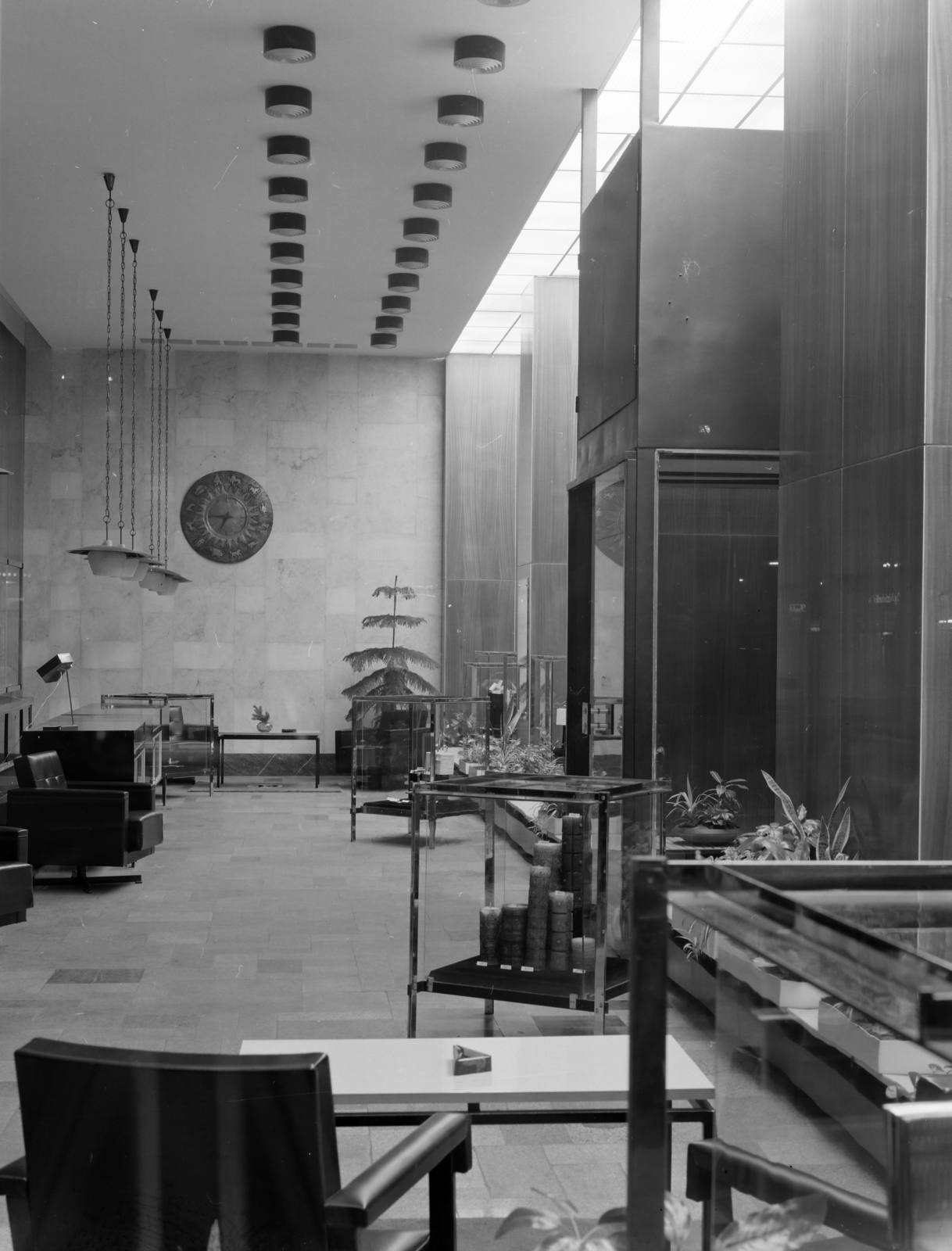 Hungary, Budapest V., Vörösmarty tér - Váci utca sarok. Az Óra és Ékszer­kereskedelmi Vállalat üzlete., 1969, Faragó György, Budapest, Fortepan #261163