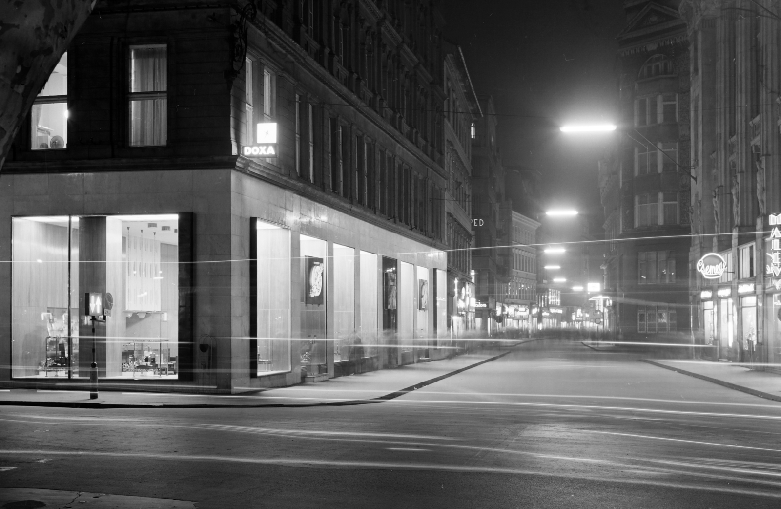 Magyarország, Budapest V., Vörösmarty tér - Váci utca sarok. Az Óra és Ékszerkereskedelmi Vállalat üzlete., 1969, Faragó György, Budapest, Fortepan #261164