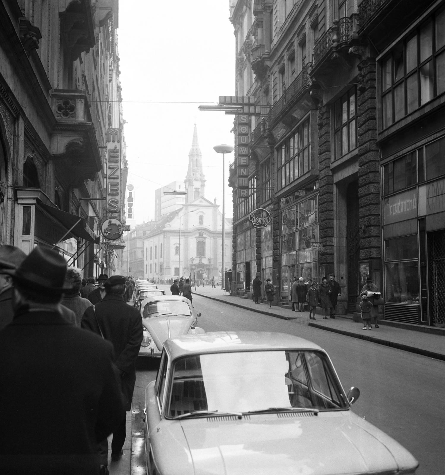 Magyarország, Budapest V., Kígyó utca a Ferenciek tere (Felszabadulás tér) felé nézve., 1969, Faragó György, Budapest, Fortepan #261165