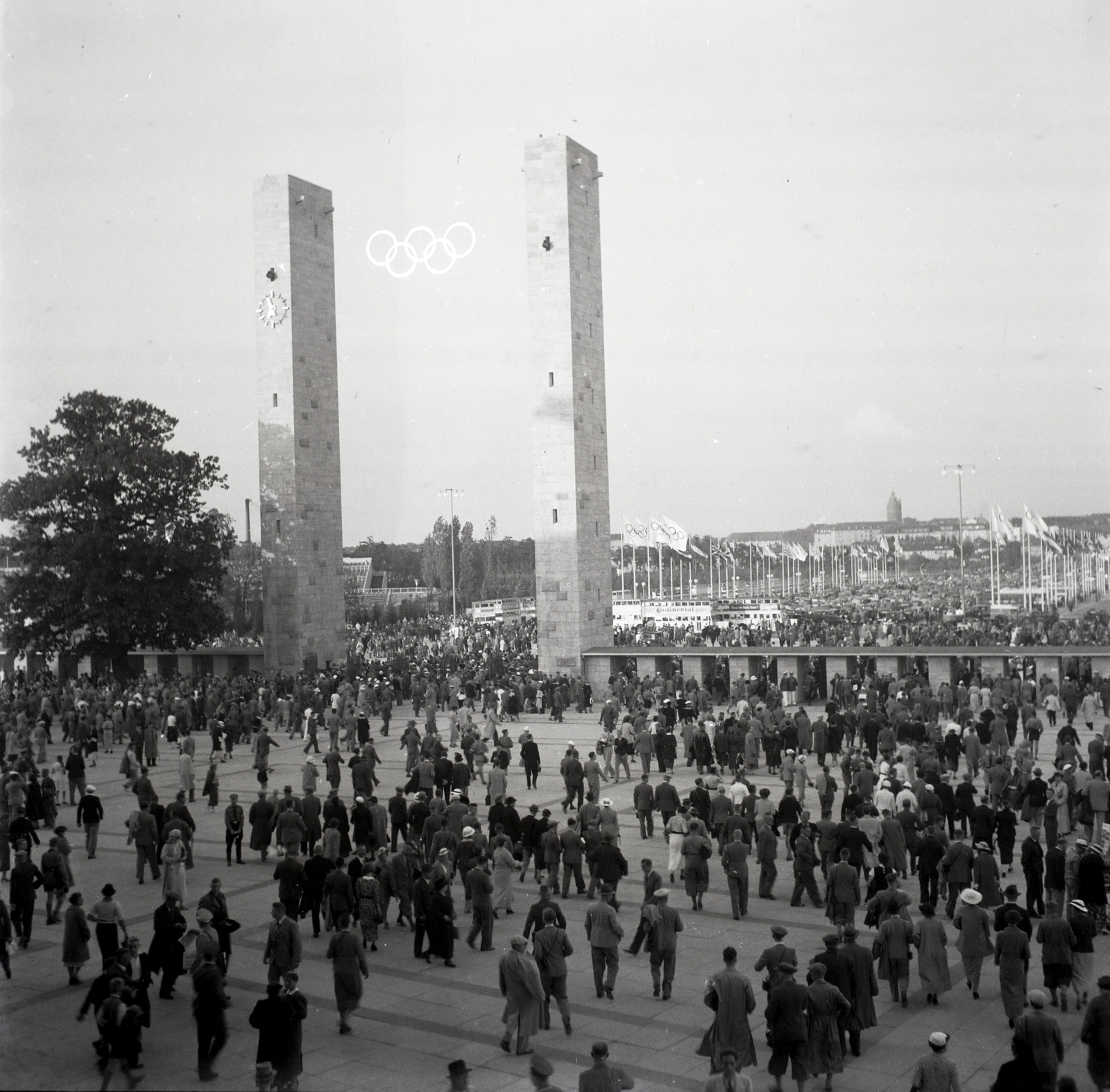 Németország, Berlin, az Olimpiai Stadion főbejárata a stadion felől fotózva, a XI. nyári olimpiai játékok alatt., 1936, Lőrincze Judit, Berlini Olimpia, olimpia, sokadalom, olimpiai jelkép, Fortepan #26117