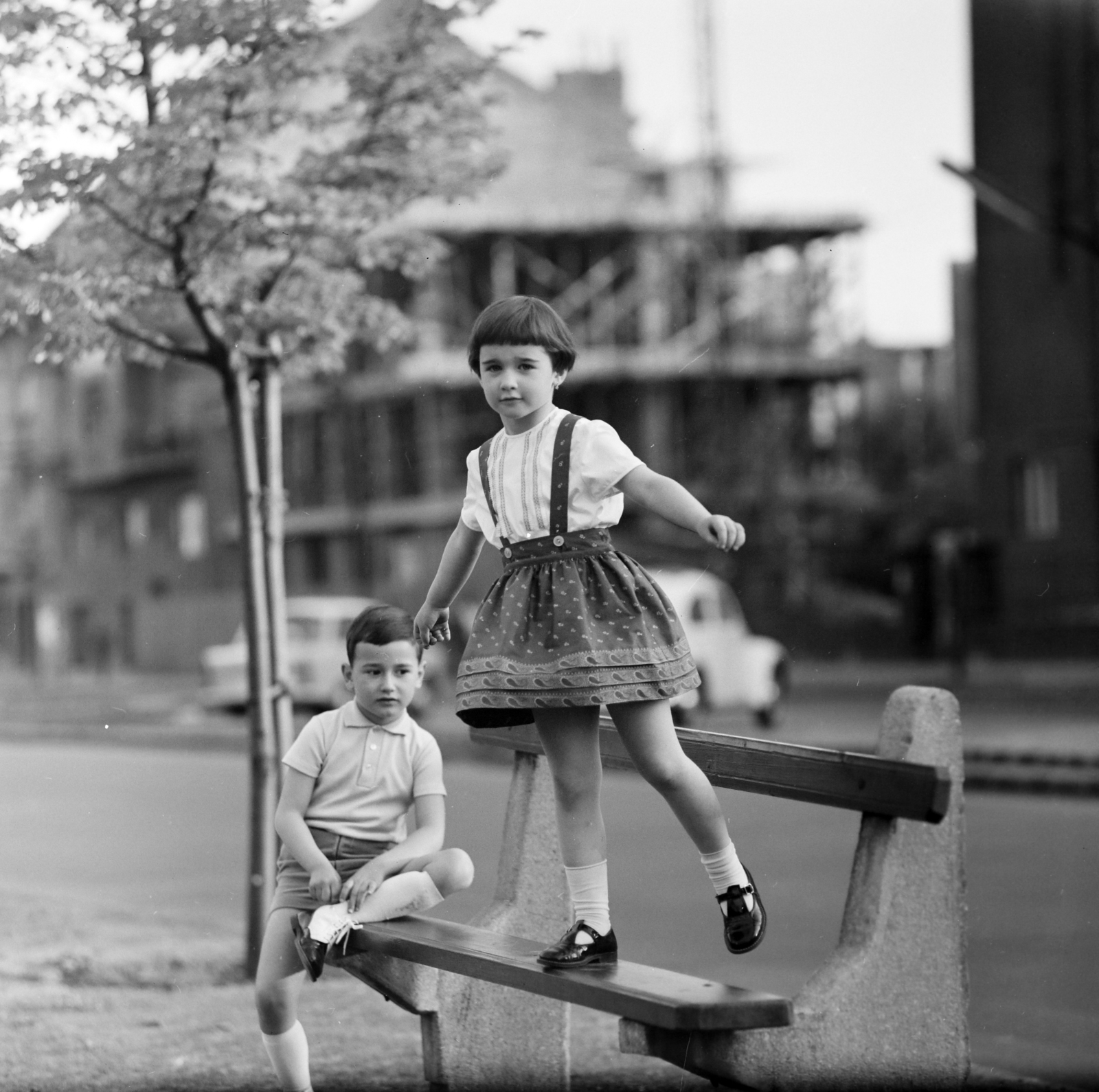 Hungary, Budapest XI., Karolina út, a háttérben középen a 31. számú ház építkezése. A felvétel a Diószegi út kereszteződésénél lévő kis parkban készült., 1971, Faragó György, Budapest, Fortepan #261170