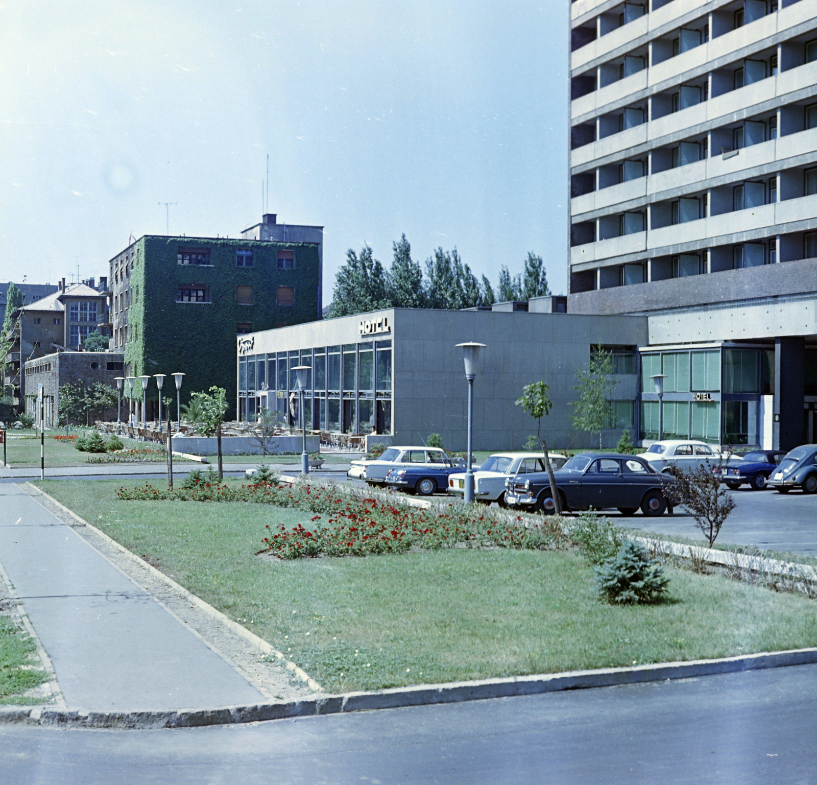Hungary, Budapest XI., Sport (később Flamenco) szálló., 1970, Faragó György, Budapest, car park, colorful, Fortepan #261174