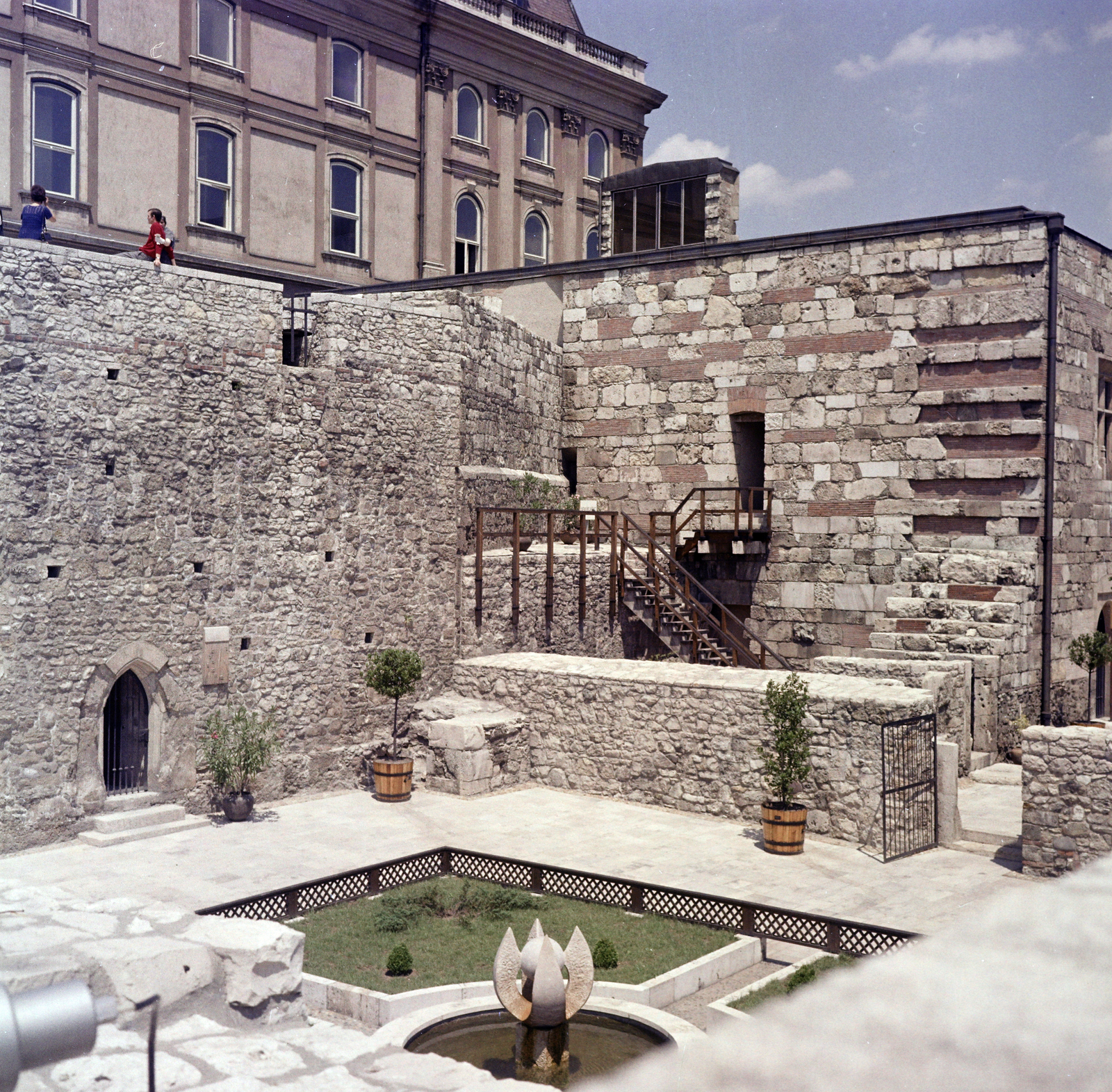 Magyarország, budai Vár, Budapest I., Budavári Palota (korábban Királyi Palota) déli zárt udvar, feljáró a gótikus nagyterembe., 1968, Faragó György, Budapest, Fortepan #261182