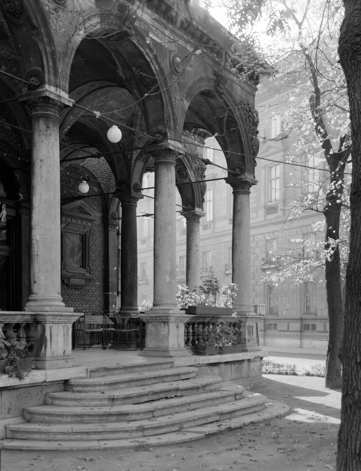 Hungary, Budapest I., Ybl Miklós tér, Várkert Kioszk (Ybl Miklós, 1883.). Háttérben a Várkert Bazár Déli palotája., 1970, Faragó György, stairs, Budapest, Fortepan #261184