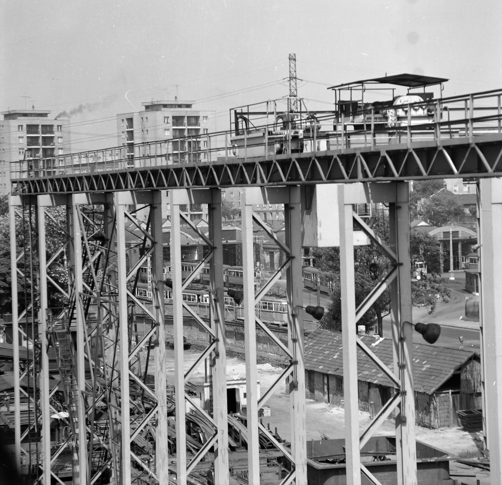Hungary, Budapest XIII., előtérben a Magyar Hajó- és Darugyár Angyalföldi Gyáregysége, a Váci út túloldalán az Újpest kocsiszín., 1969, Faragó György, Budapest, Fortepan #261206