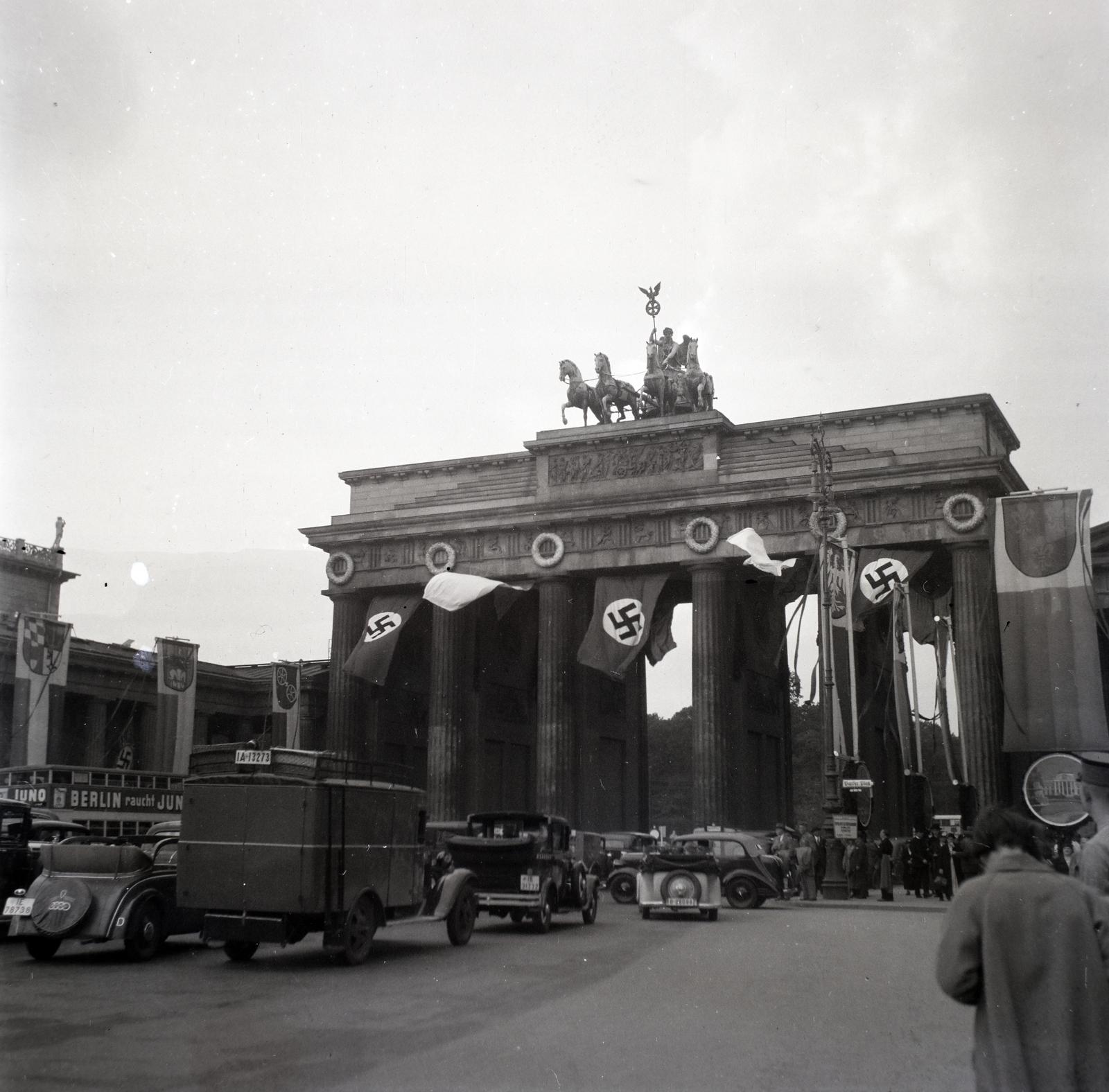 Germany, Berlin, Brandenburgi kapu., 1936, Lőrincze Judit, smoking, monument, swastica, Olympics, crest, automobile, number plate, Juno cigarette, Neoclassical architecture, Carl Gotthard Langhans-design, Fortepan #26121