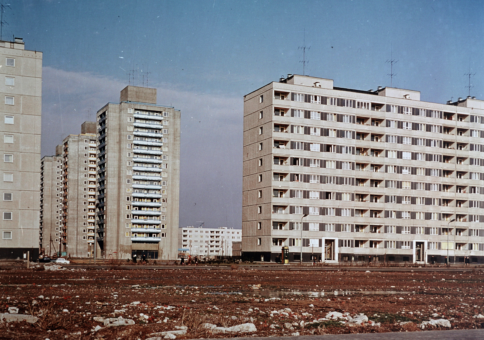 Magyarország, Budapest XI., Etele (Szakasits Árpád) út, szemben a Fejér Lipót (Török Ignác) utcai toronyházak láthatók., 1970, Faragó György, Budapest, színes, Kelenföldi lakótelep, Fortepan #261218