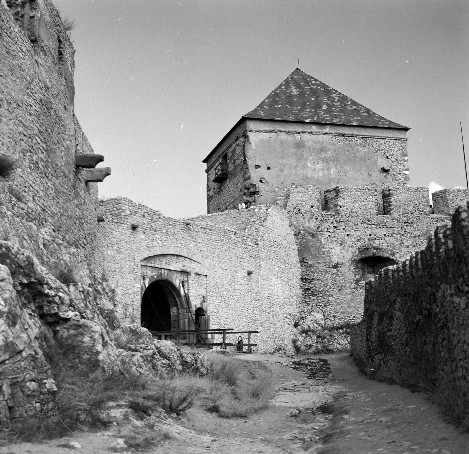 Hungary, Sümeg, szemben a vár kapuja., 1961, Faragó György, castle, castle wall, castle gate, castle tower, Fortepan #261220