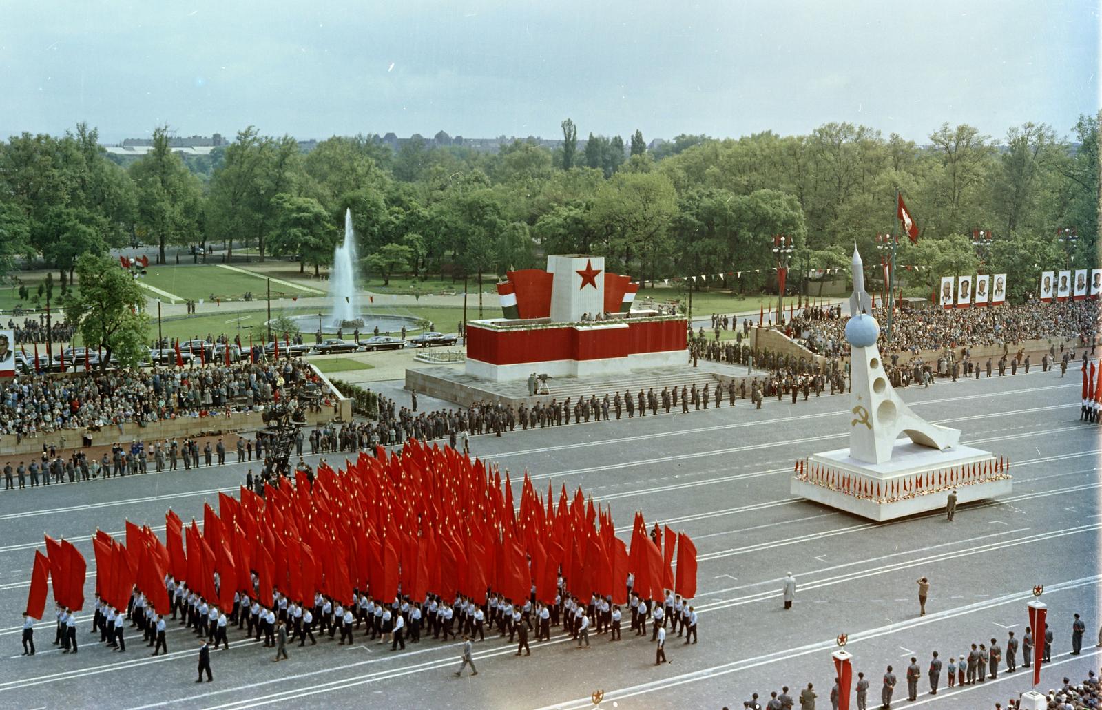 Hungary, Budapest XIV., Ötvenhatosok tere (Felvonulási tér), május 1-i felvonulók a dísztribün előtt., 1961, Faragó György, march, flag, 1st of May parade, ad truck, spaceship, bird's eye view, Red Star, fountain, Budapest, Fortepan #261226