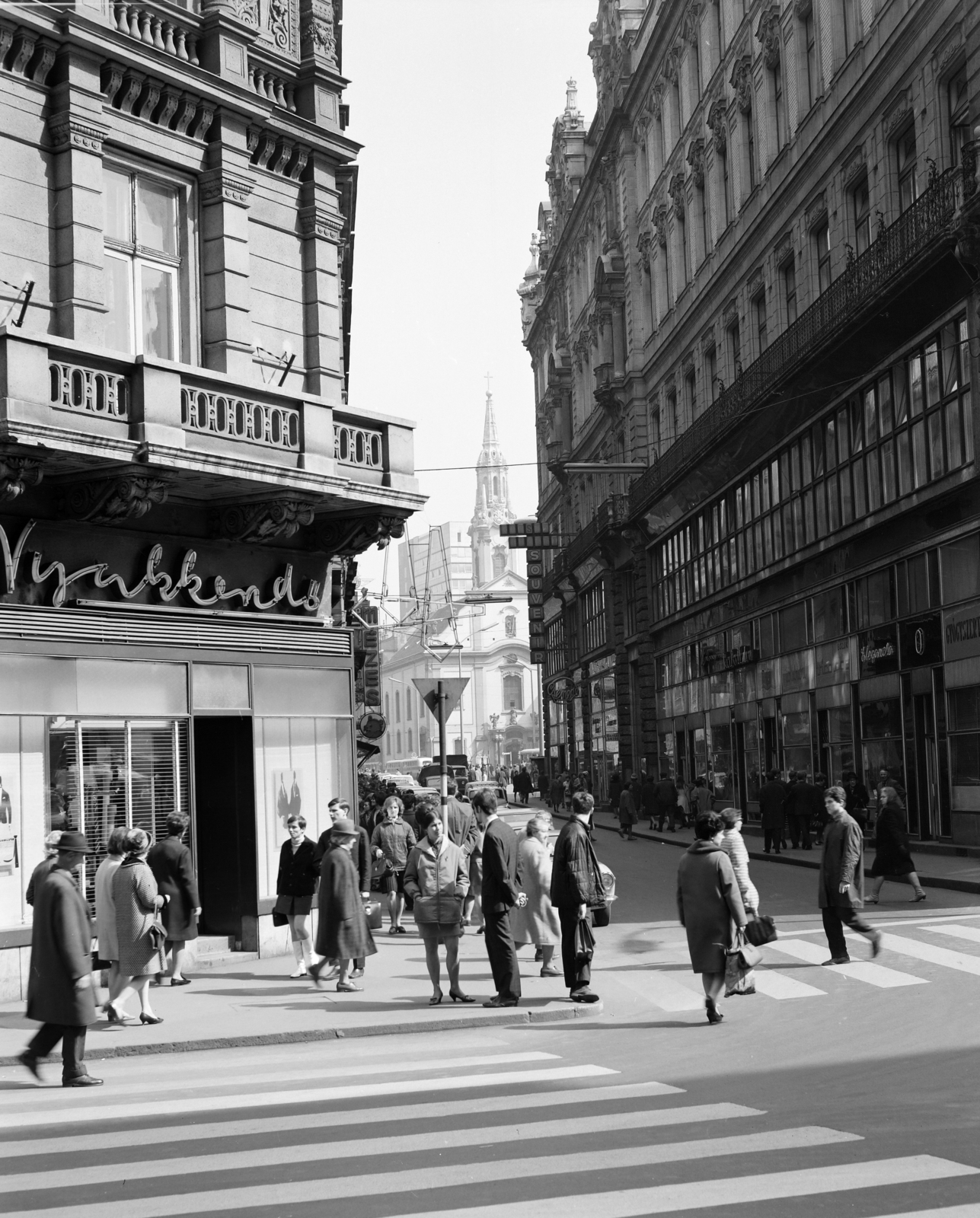 Hungary, Budapest V., a Kígyó utca a Váci utcától a Ferenciek tere (Felszabadulás tér) felé nézve., 1968, Faragó György, Budapest, Fortepan #261230