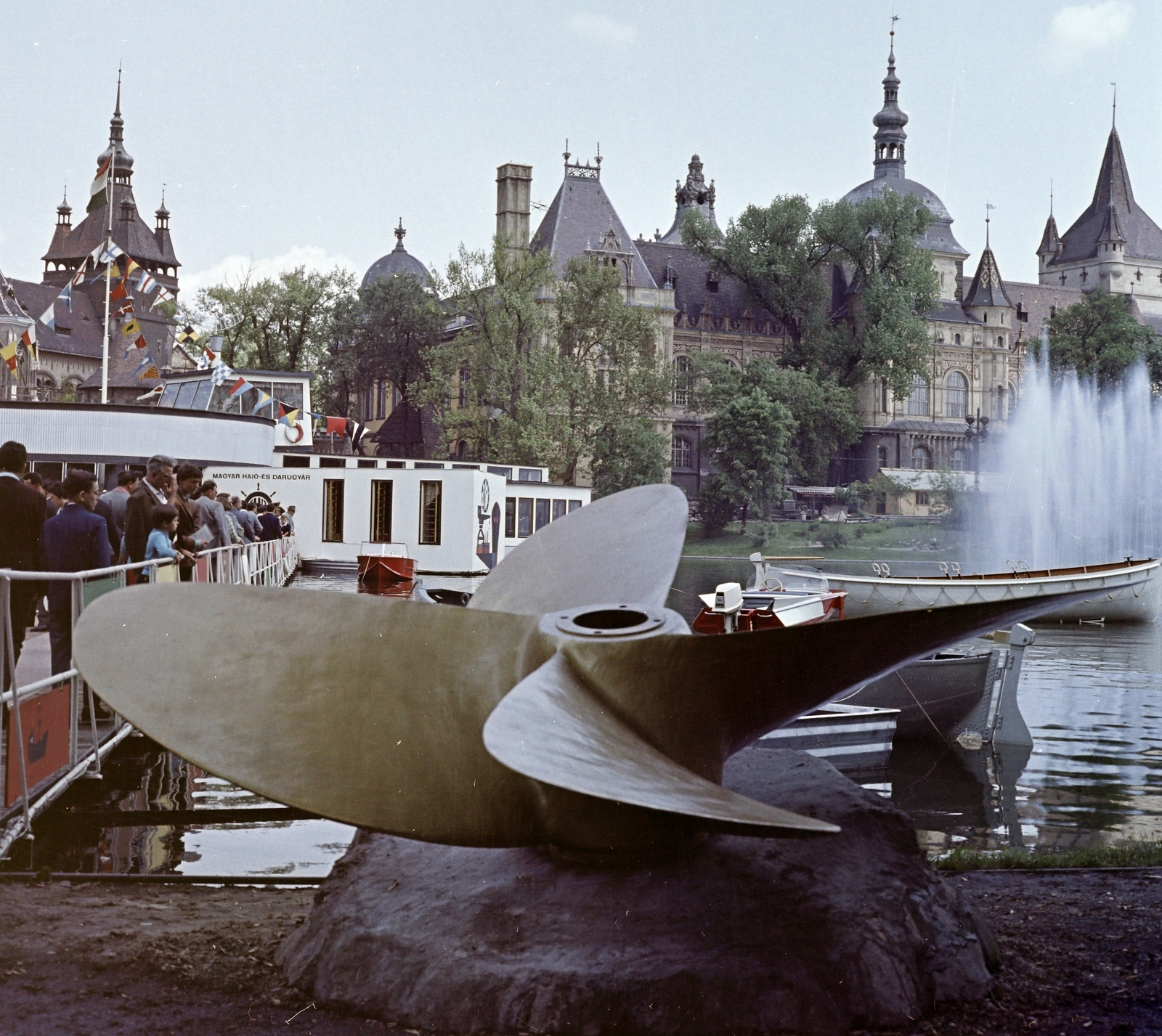 Magyarország, Városliget,Budapesti Nemzetközi Vásár, Budapest XIV., a Magyar Hajó- és Darugyár pavilonja a tavon. Háttérben a Vajdahunyad vára., 1964, Faragó György, Budapest, színes, Fortepan #261262