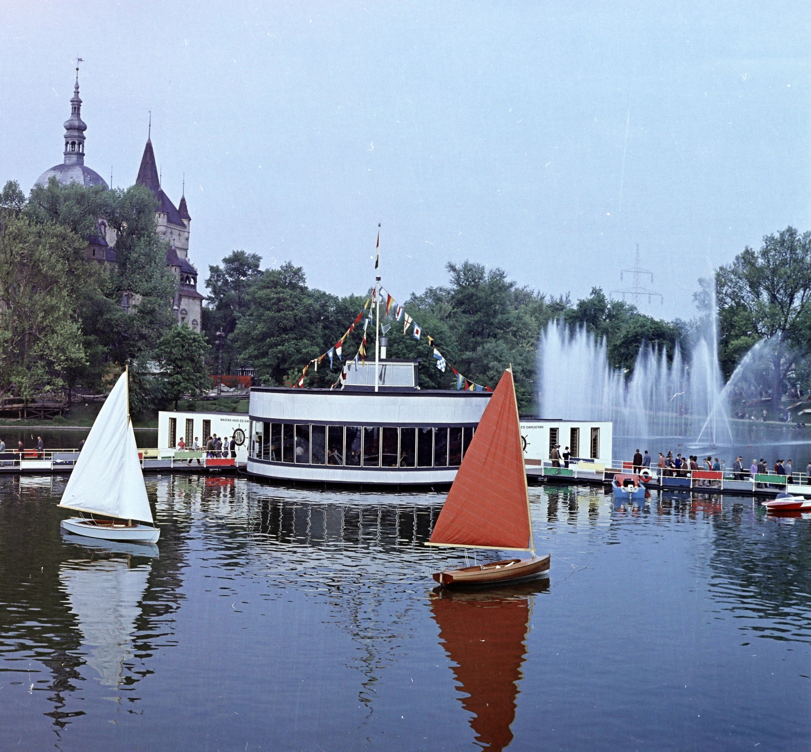 Magyarország, Városliget,Budapesti Nemzetközi Vásár, Budapest XIV., a Magyar Hajó- és Darugyár pavilonja a tavon. Háttérben a Vajdahunyad vára., 1964, Faragó György, Budapest, színes, Fortepan #261264