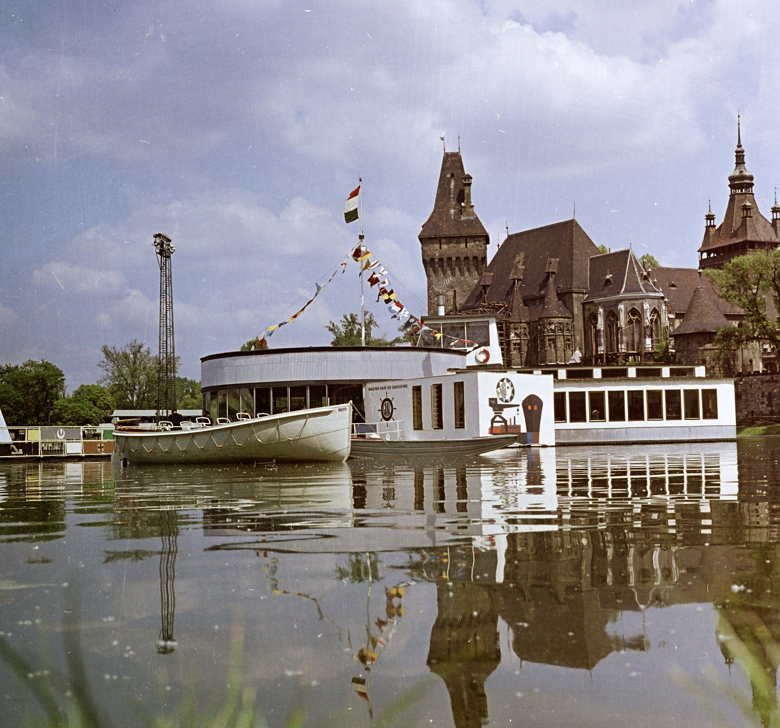 Hungary, Budapest XIV., a Magyar Hajó- és Darugyár pavilonja a tavon. Háttérben a Vajdahunyad vára., 1964, Faragó György, Budapest, colorful, Fortepan #261265