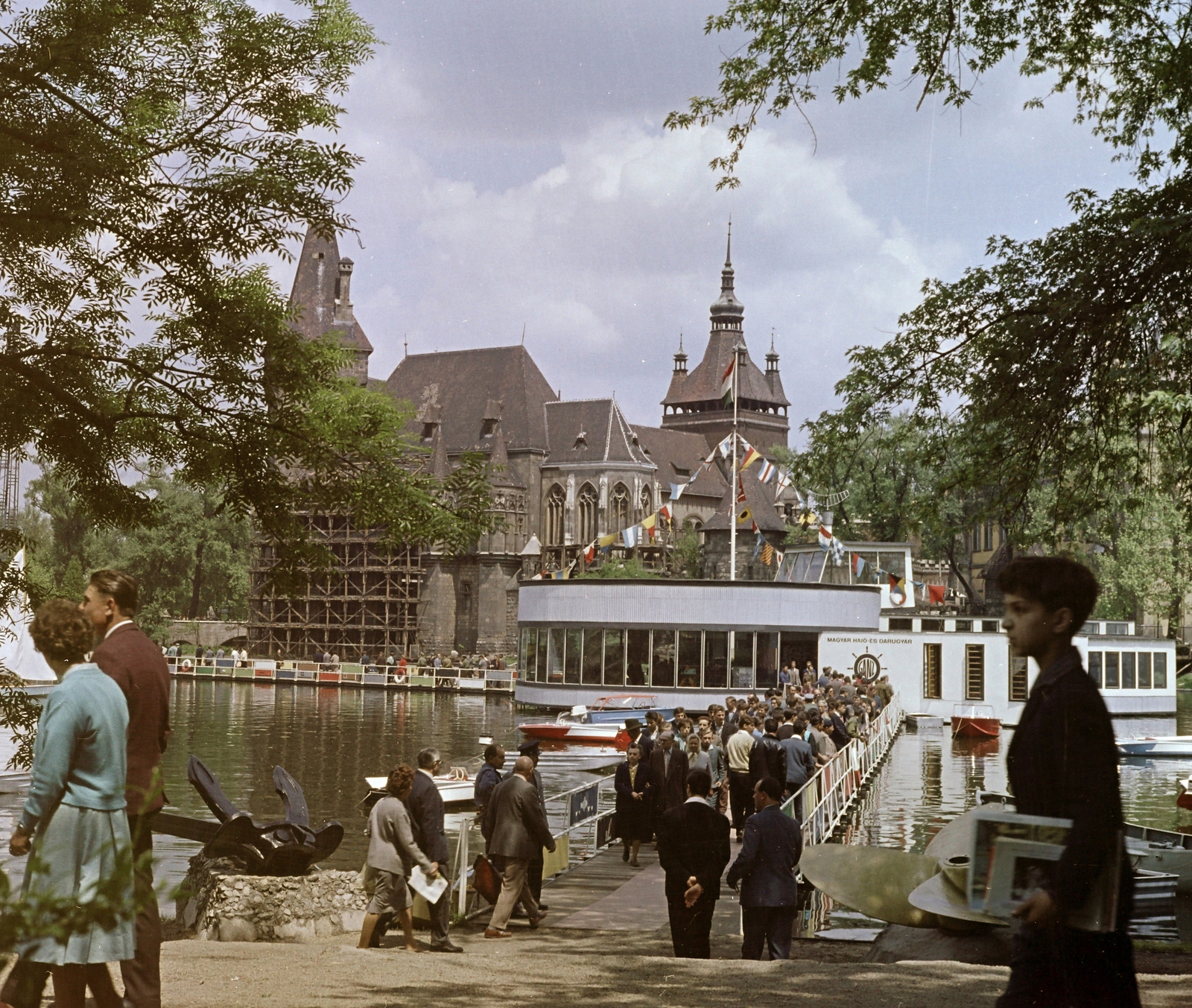 Magyarország, Városliget,Budapesti Nemzetközi Vásár, Budapest XIV., a Magyar Hajó- és Darugyár pavilonja a tavon. Háttérben Vajdahunyad vára., 1964, Faragó György, Budapest, színes, Fortepan #261267