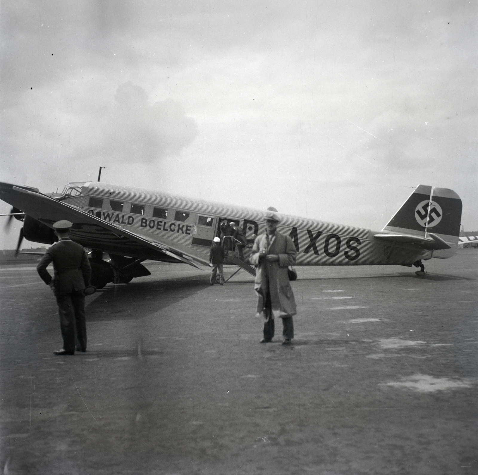 Germany, Berlin, Tempelhof repülőtér, a Lufthansa Junkers JU-52 / 3mg7e típusú utasszállító repülőgépe., 1936, Lőrincze Judit, transport, German brand, airplane, swastica, Junkers-brand, airport, Fortepan #26127