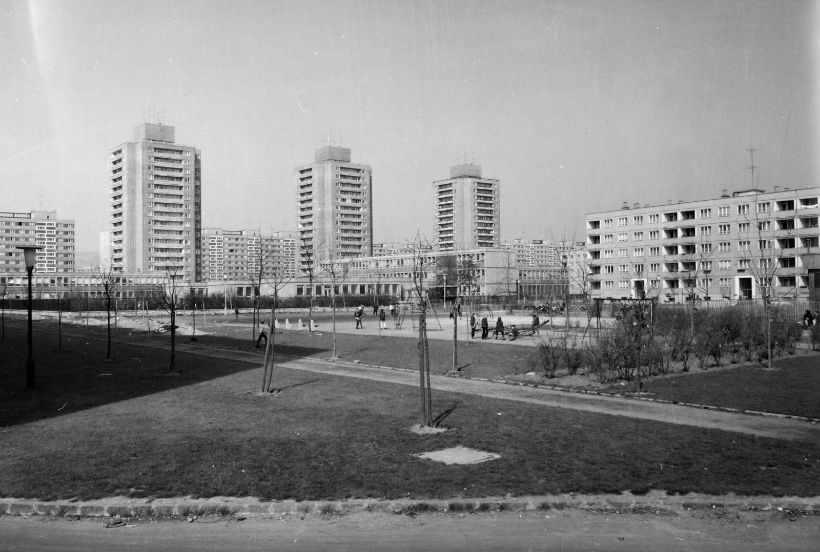Hungary, Budapest XI., szemben a Mérnök utcai óvoda, bölcsőde és iskola, mögöttük a Fejér Lipót utcai toronyházak. A felvétel az Etele (Szakasits Árpád) út 37. számú ház sarkánál készült., 1973, Faragó György, Budapest, Kelenföld housing complex, Fortepan #261282