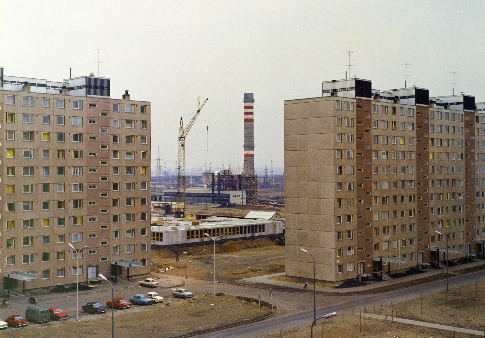 Hungary, Újpalota, Budapest XV., Nyírpalota (Hevesi Gyula) út, szemben a FŐTÁV fűtőműve., 1971, Faragó György, crane, factory chimney, blocks, colorful, construction, Budapest, car park, Fortepan #261287