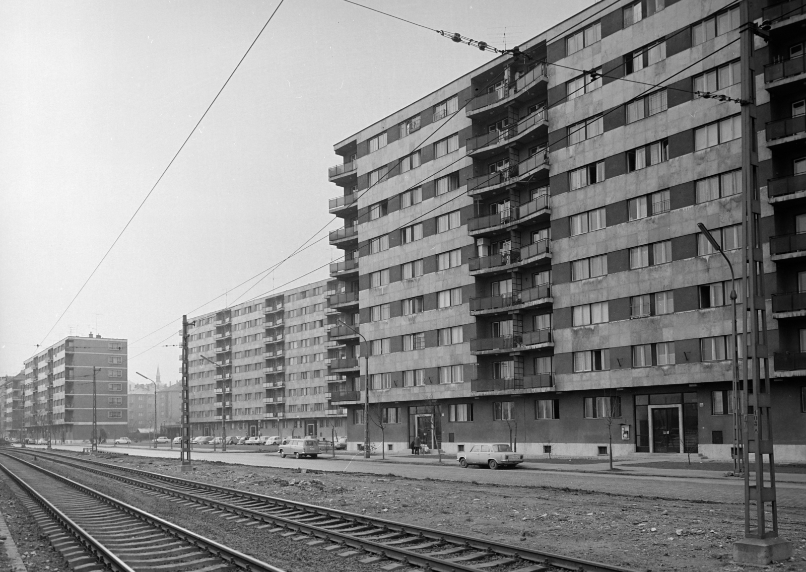 Magyarország, Budapest III., a Szentendrei HÉV vonala, szemben az Árpád fejedelem útja Dereglye utca - Nagyszombat utca közötti házsora., 1977, Faragó György, lakótelep, sínpálya, Budapest, parkoló, Fortepan #261288