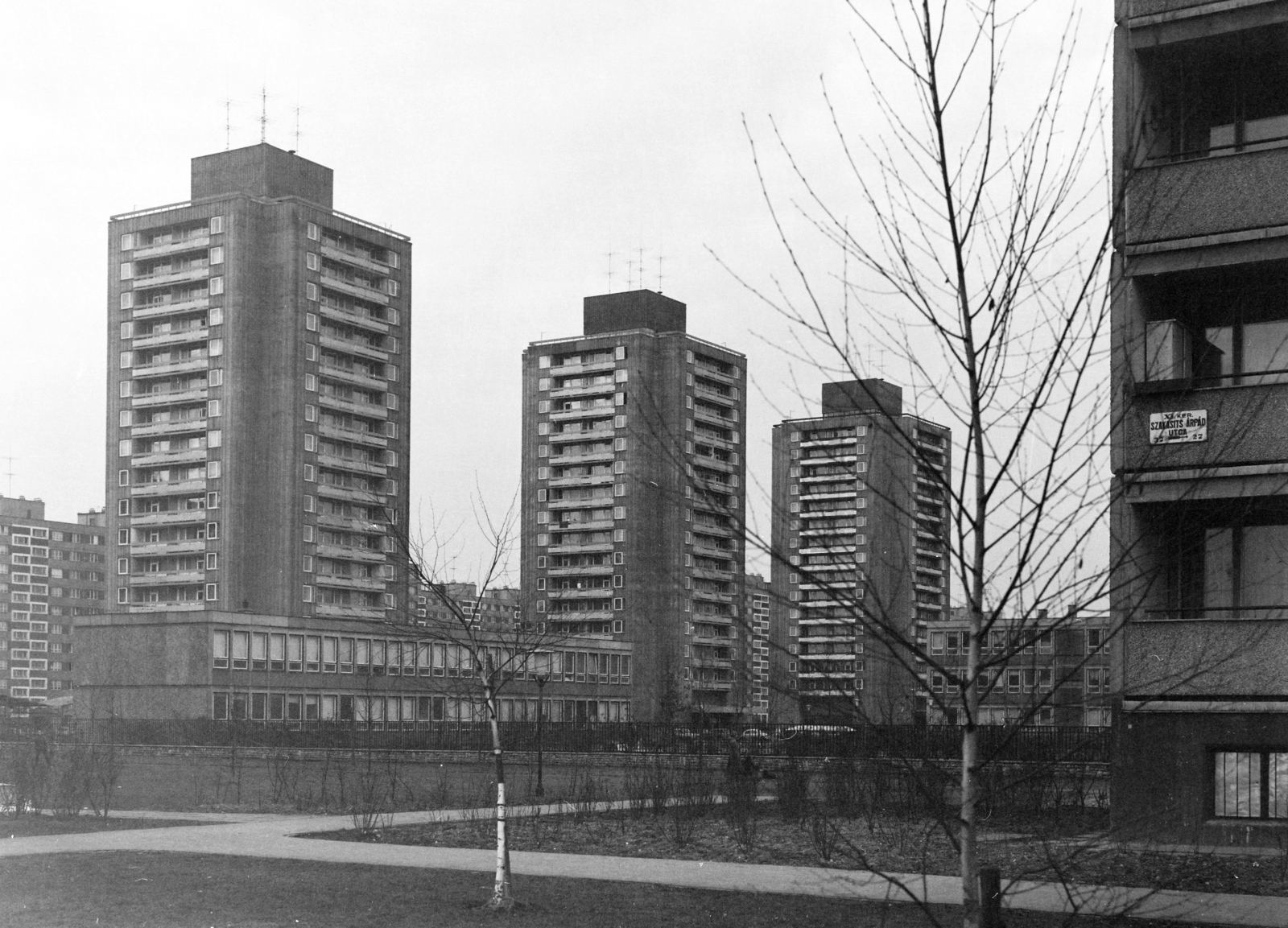 Hungary, Budapest XI., Etele (Szakasits Árpád) út, szemben a Mérnök utcai óvoda és a Fejér Lipót utcai toronyházak láthatók., 1977, Faragó György, Budapest, Kelenföld housing complex, Fortepan #261291
