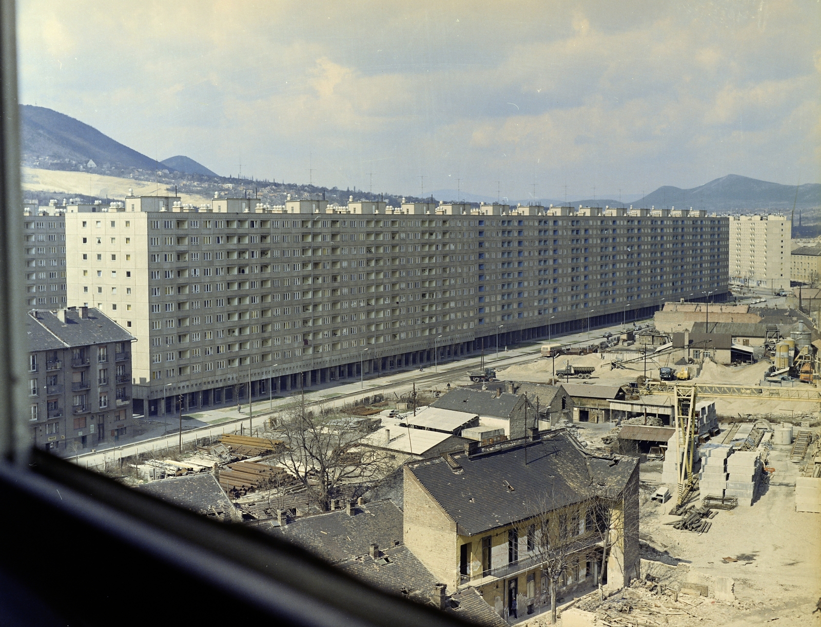 Hungary, Óbuda, Budapest III., kilátás a Kiscelli utcai házból a Szőlő utcai sávház (Faluház) felé., 1971, Faragó György, Budapest, colorful, Fortepan #261296