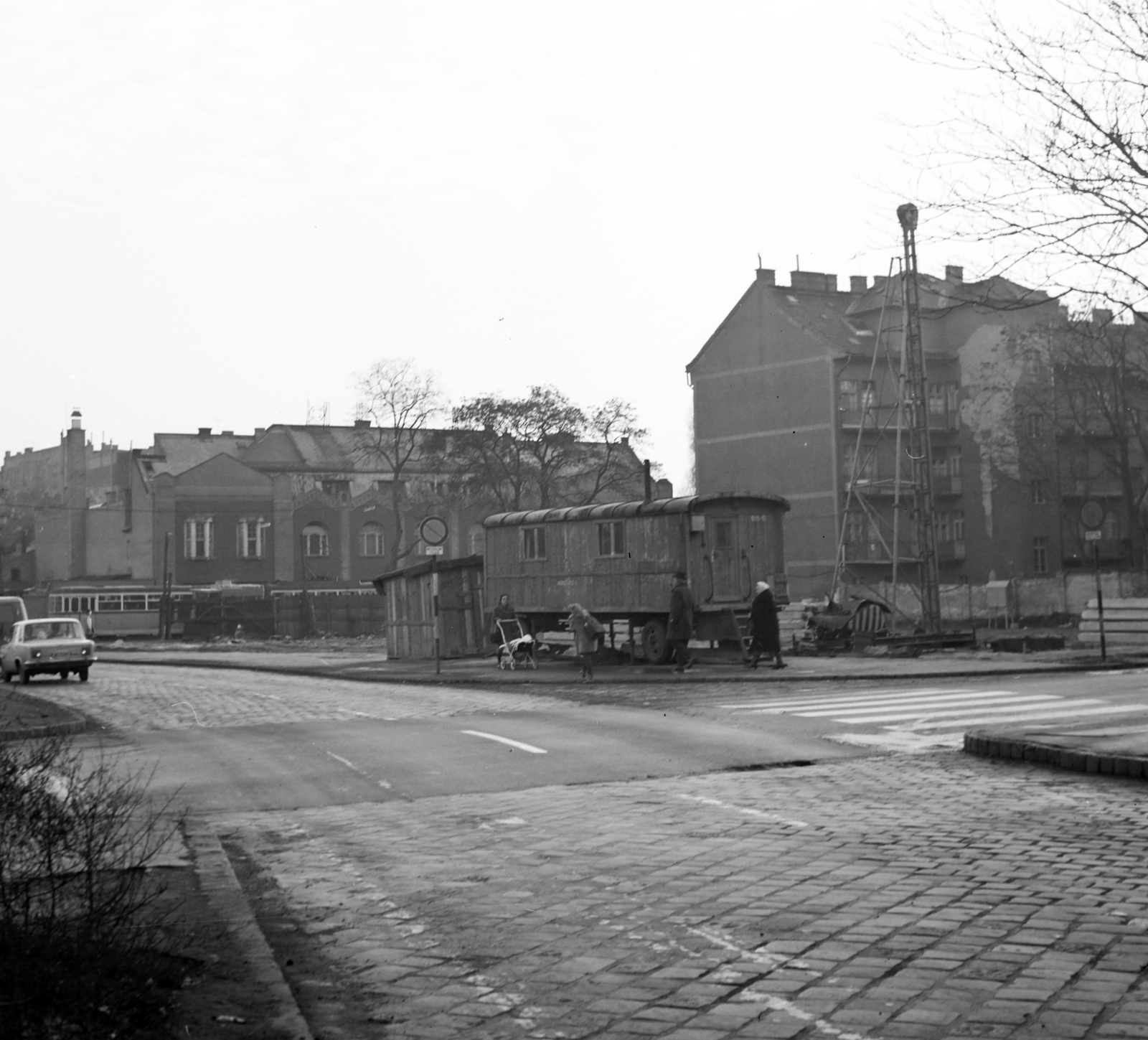 Hungary, Budapest XIII., Róbert Károly körút a Tar utcánál. A Domus Áruház építési területe és a villamos mögött a Lehel utca 51-53., az Acél- és Fémárugyár (előtte Evőeszköz és Acélárugyár) épülete látható., 1972, Faragó György, street view, tram, baby carriage, crane, caravan, Budapest, Fortepan #261315