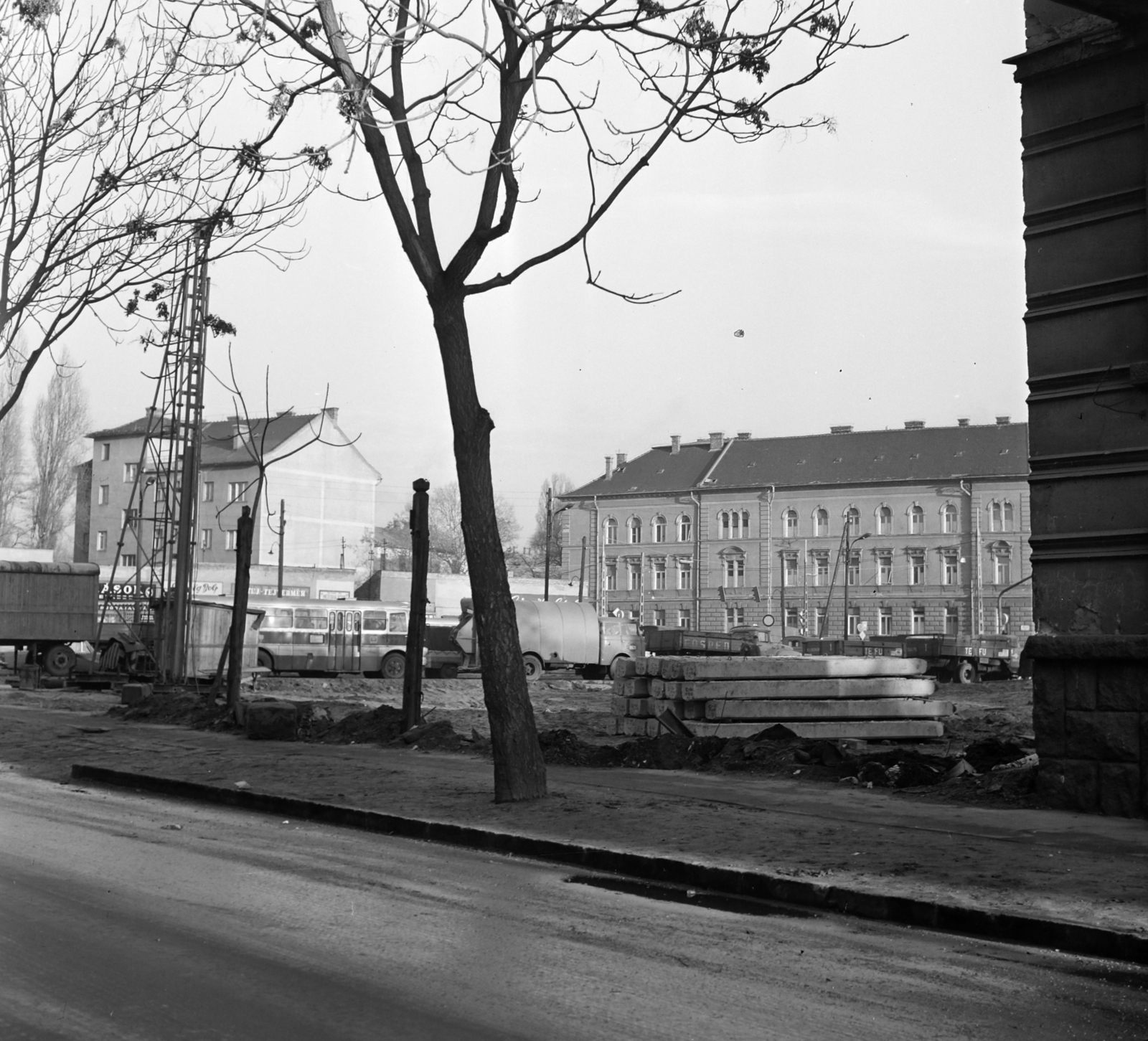 Hungary, Budapest XIII., Tar utca - Róbert Károly körút - Lehel utca, a Domus Áruház építési területe, háttérben a Róbert Károly Körúti Kórház egyik épülete., 1972, Faragó György, garbage truck, ram, bus, construction, Budapest, Fortepan #261317