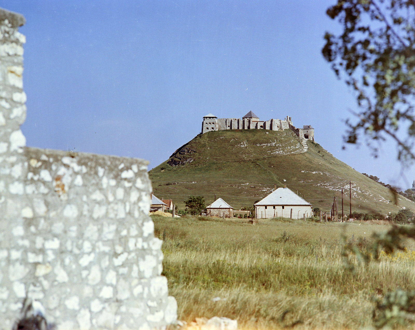 Magyarország, Sümeg, a vár a Várnagy utca irányából nézve., 1966, Faragó György, bár, Fortepan #261320