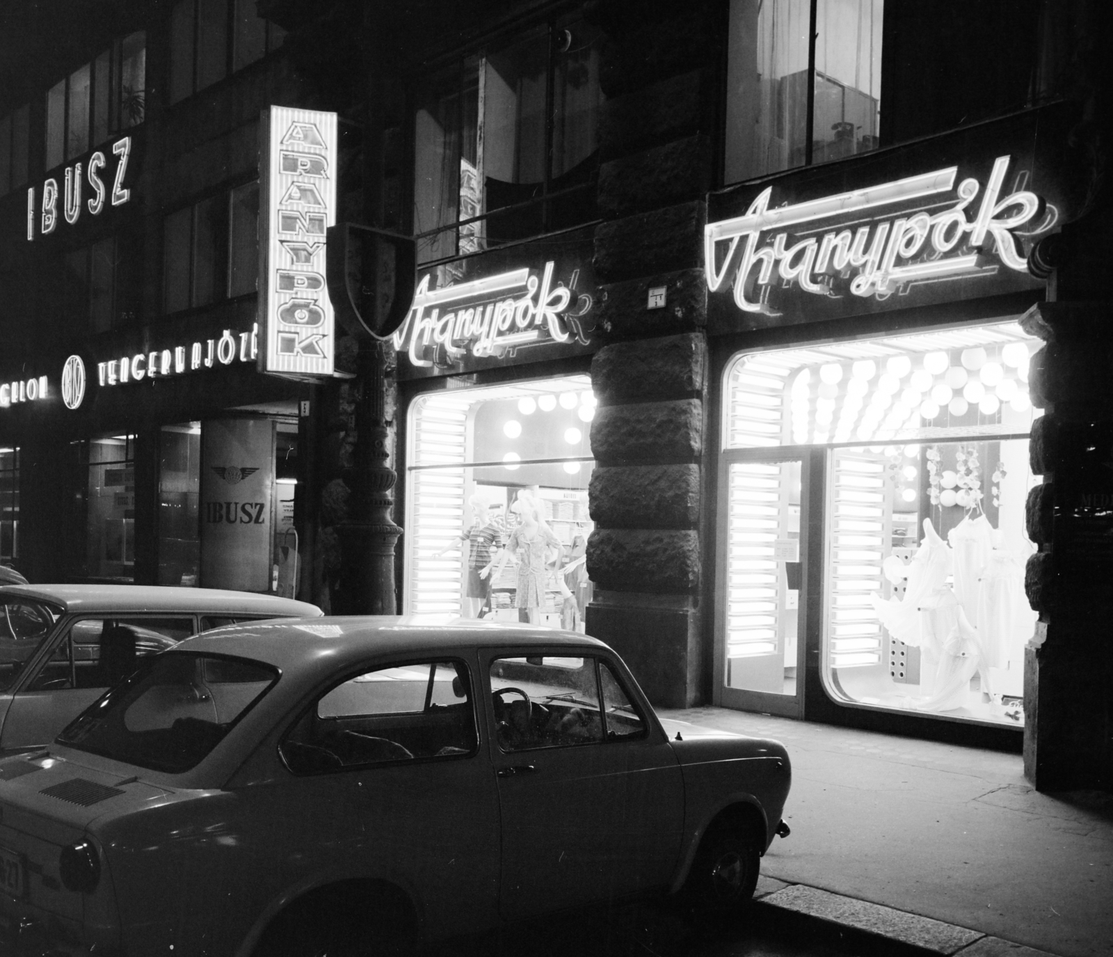 Hungary, Budapest V., Vörösmarty tér, balra az 5-ös számú épületben az IBUSZ menetjegyiroda, jobbra a 4-es számú épületben az Aranypók üzlet látható., 1971, Faragó György, Budapest, Fortepan #261340