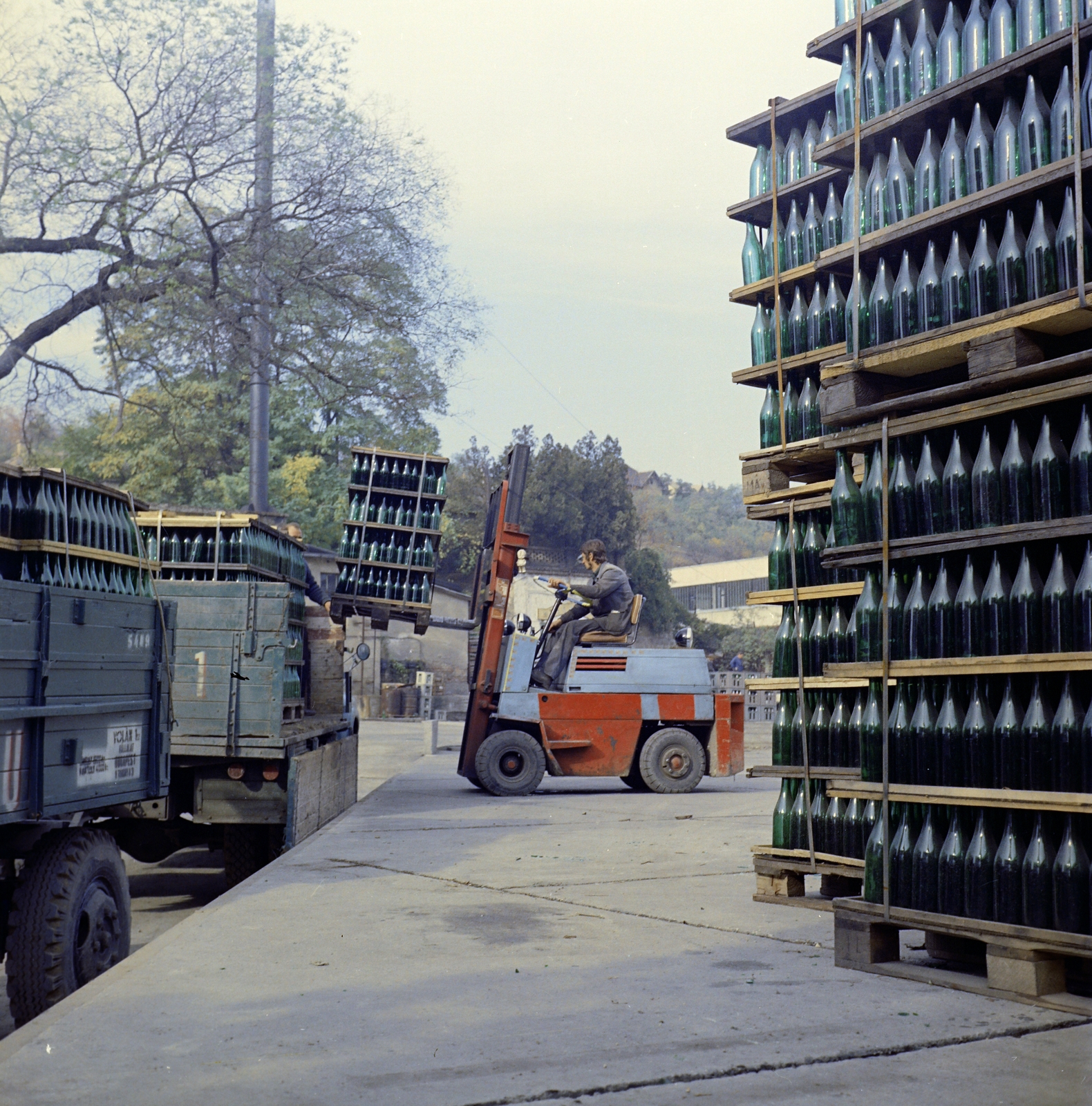 Hungary, Budapest XXII., Anna (Pentz Károly) utca 5-7., a felvétel a Törley pezsgőgyár udvarán készült., 1973, Faragó György, trolley, glass production, Budapest, colorful, Fortepan #261346
