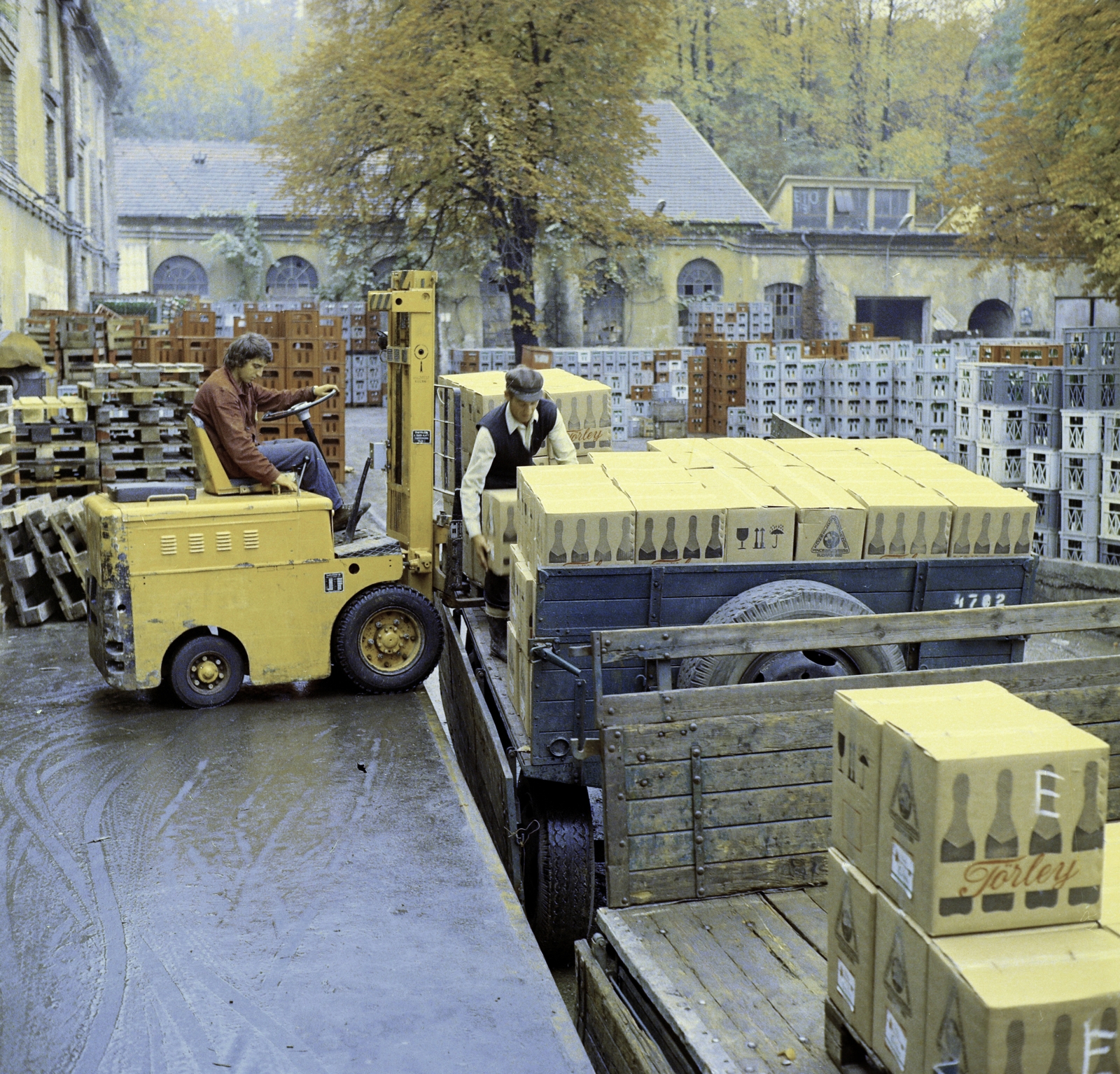 Hungary, Budapest XXII., Anna (Pentz Károly) utca 5-7., a felvétel a Törley pezsgőgyár udvarán készült., 1973, Faragó György, Budapest, trolley, Törley-brand, colorful, Fortepan #261347