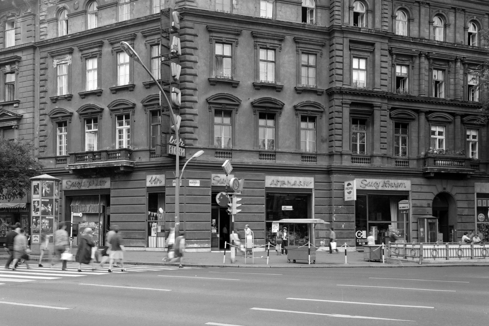 Hungary, Budapest VI., Oktogon (November 7. tér), balra az Andrássy út (Népköztársaság útja) sarok, szemben a Savoy étterem., 1970, Faragó György, crosswalk, Budapest, Fortepan #261360