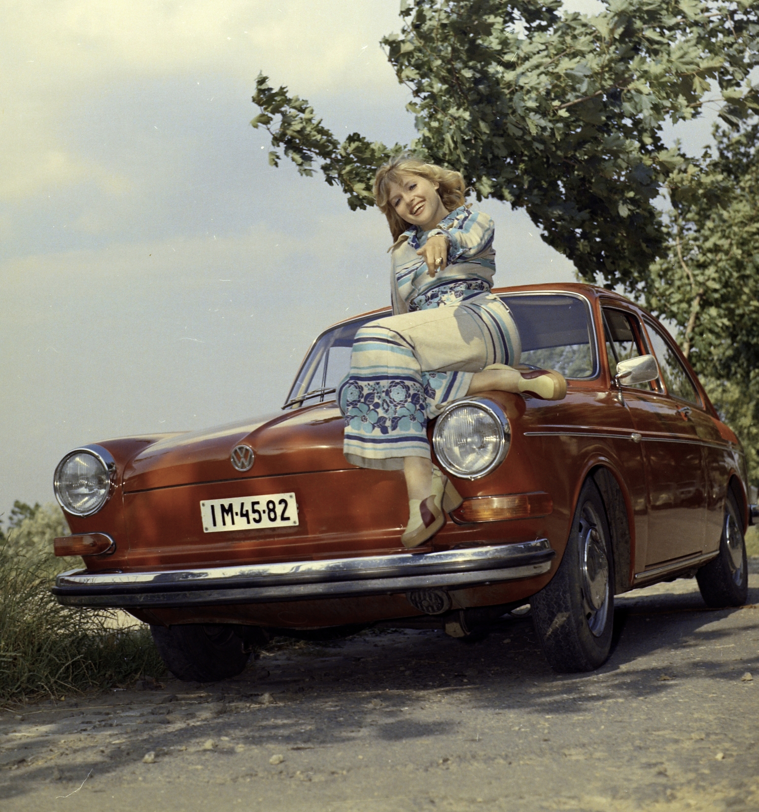 Hungary, 1972, Faragó György, Volkswagen-brand, girls'n'cars, number plate, sitting on a car, colorful, Fortepan #261361