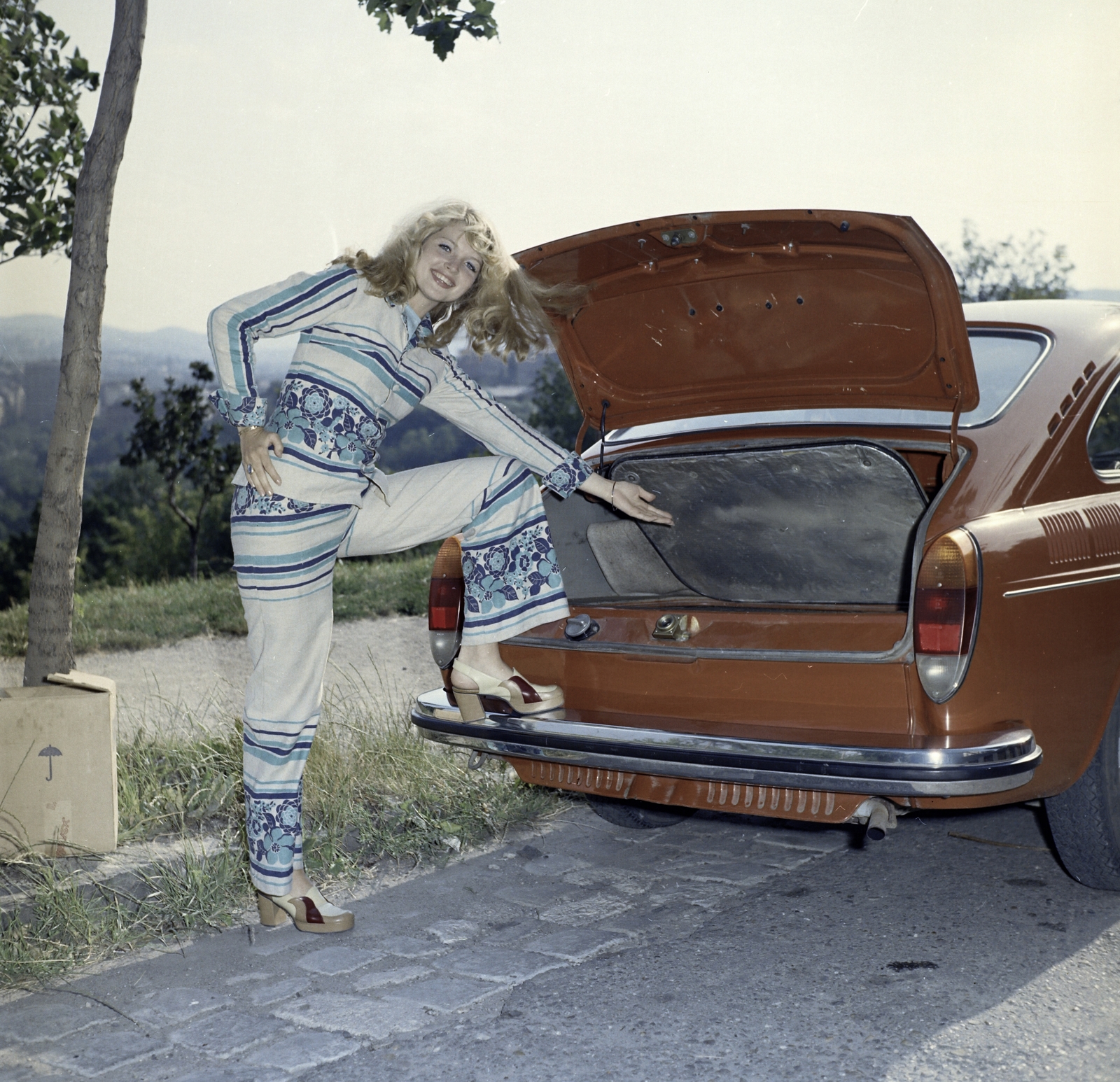 Hungary, 1972, Faragó György, Volkswagen-brand, girls'n'cars, point a finger, colorful, Fortepan #261362