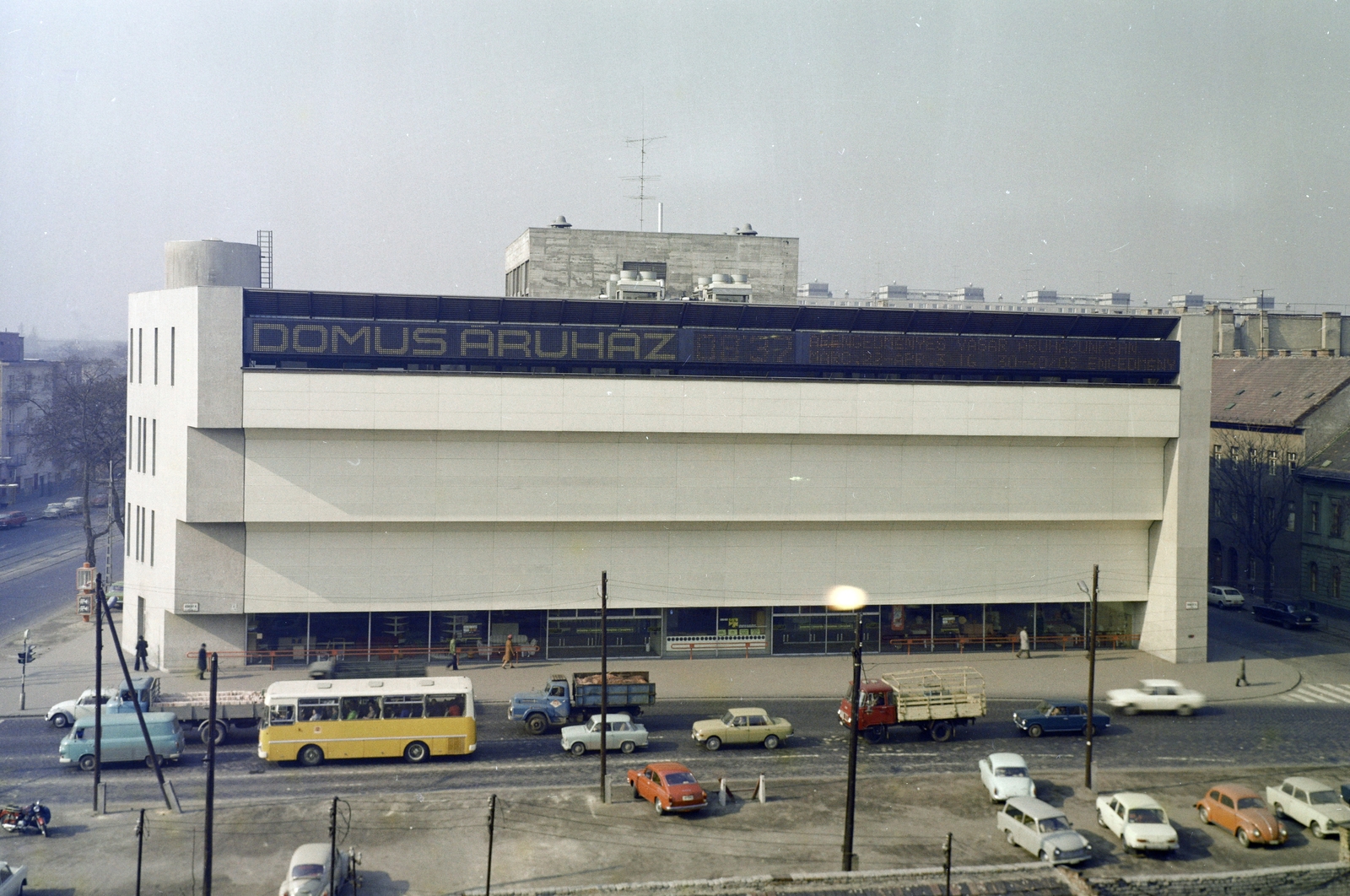 Magyarország, Budapest XIII., Lehel utca - Róbert Károly körút sarok, Domus Áruház. Jobbra a Tar utca., 1975, Faragó György, Budapest, forgalom, parkoló, színes, Fortepan #261404
