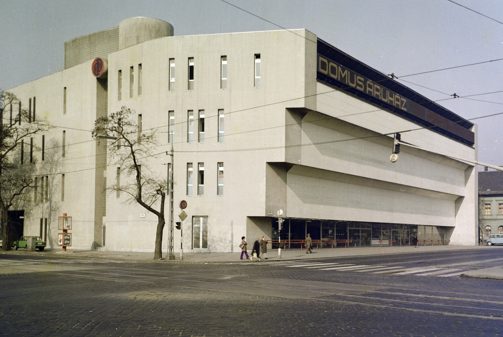 Magyarország, Budapest XIII., Lehel utca - Róbert Károly körút sarok, Domus Áruház. Jobbra a Tar utca., 1975, Faragó György, Budapest, színes, Fortepan #261405