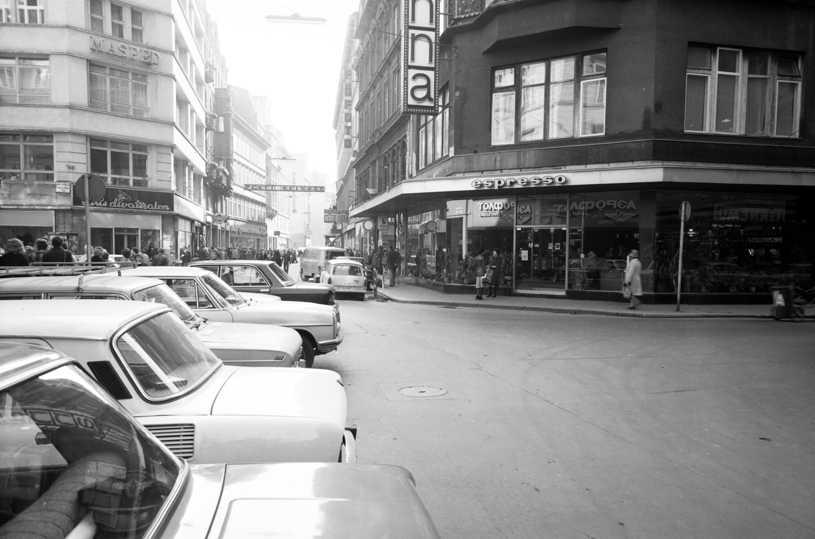 Hungary, Budapest V., Váci utca a Vörösmarty tér felől nézve, jobbra a Türr István utca torkolata., 1975, Faragó György, espresso, street view, car park, Budapest, Fortepan #261407