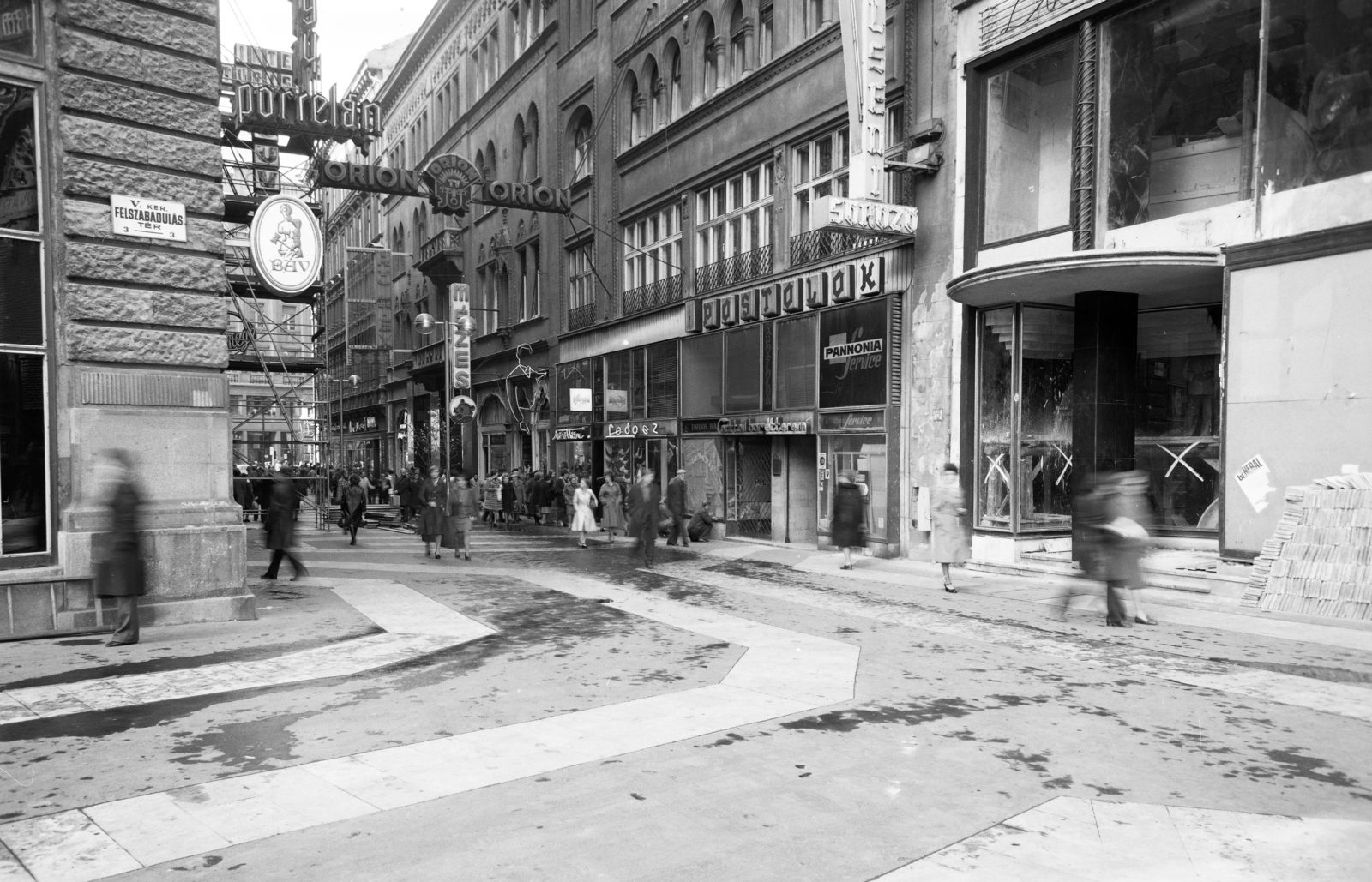 Magyarország, Budapest V., Ferenciek tere (Felszabadulás tér) a Kígyó utca felé nézve., 1975, Faragó György, Budapest, Fortepan #261408