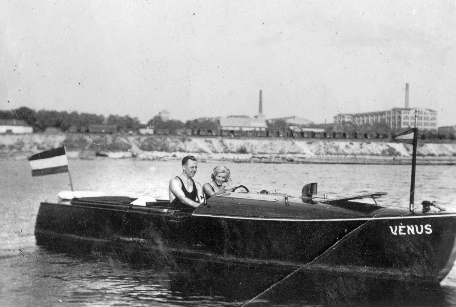 Magyarország, Budapest IX., Ráckevei (Soroksári)-Duna, háttérben a Soroksári út épületei., 1933, Fortepan, fürdőruha, zászló, motorcsónak, férfi, nő, Budapest, Fortepan #26141