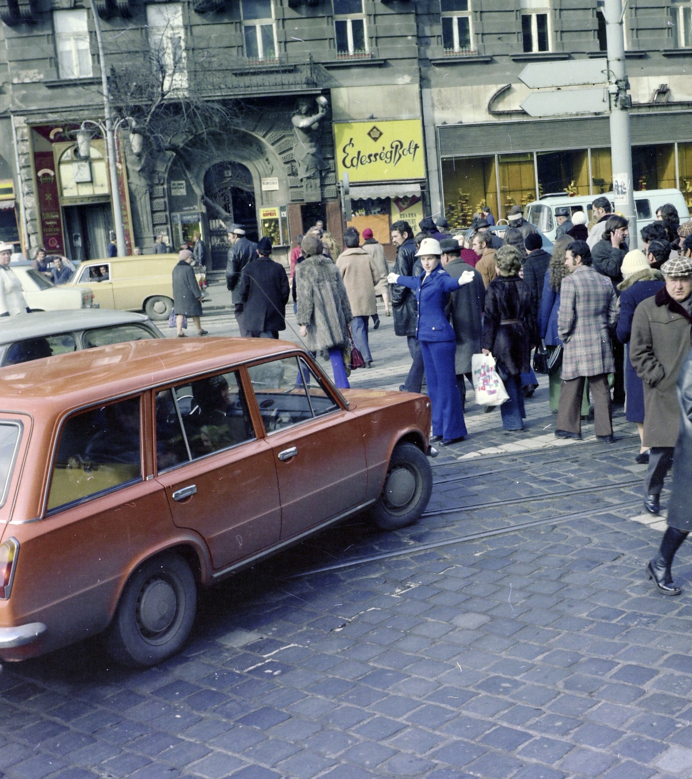 Hungary, Budapest XIII., a felvétel a Westend-ház előtt készült, balra a Nyugati (Marx) tér, jobbra a Váci út., 1977, Faragó György, Budapest, Lada 1200 estate, Fortepan #261435