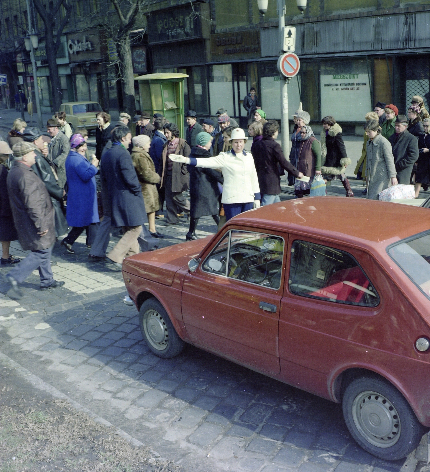 Hungary, Budapest VI., Nyugati (Marx) tér, szemben balra a Váci út, jobbra a Westend-ház., 1977, Faragó György, Budapest, Fortepan #261439