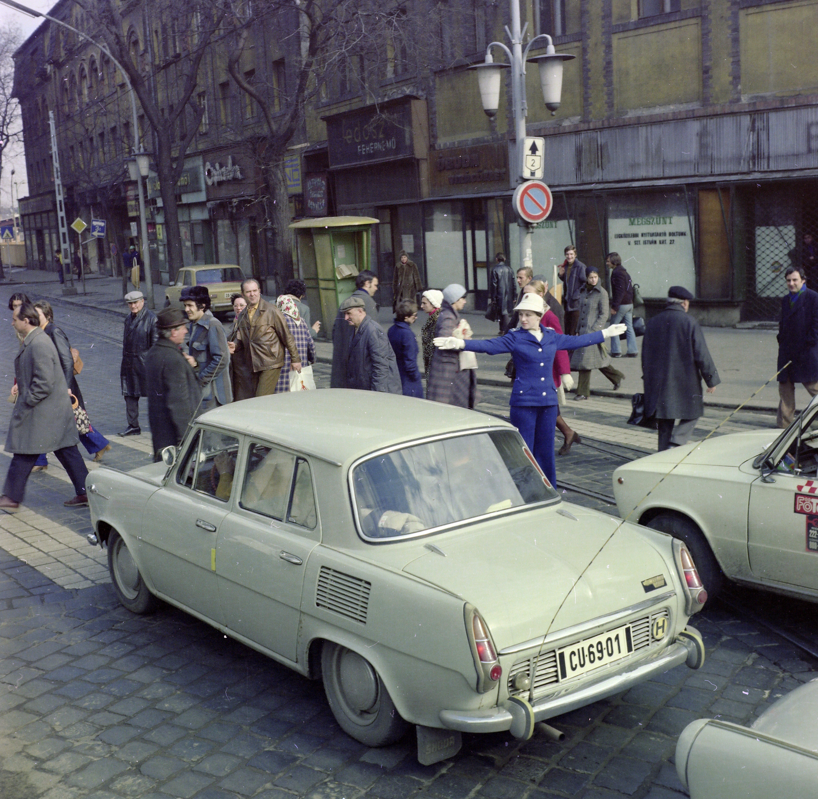 Hungary, Budapest VI., Nyugati (Marx) tér, szemben balra a Váci út, jobbra a Westend-ház., 1977, Faragó György, number plate, Budapest, taxicab, Fortepan #261440