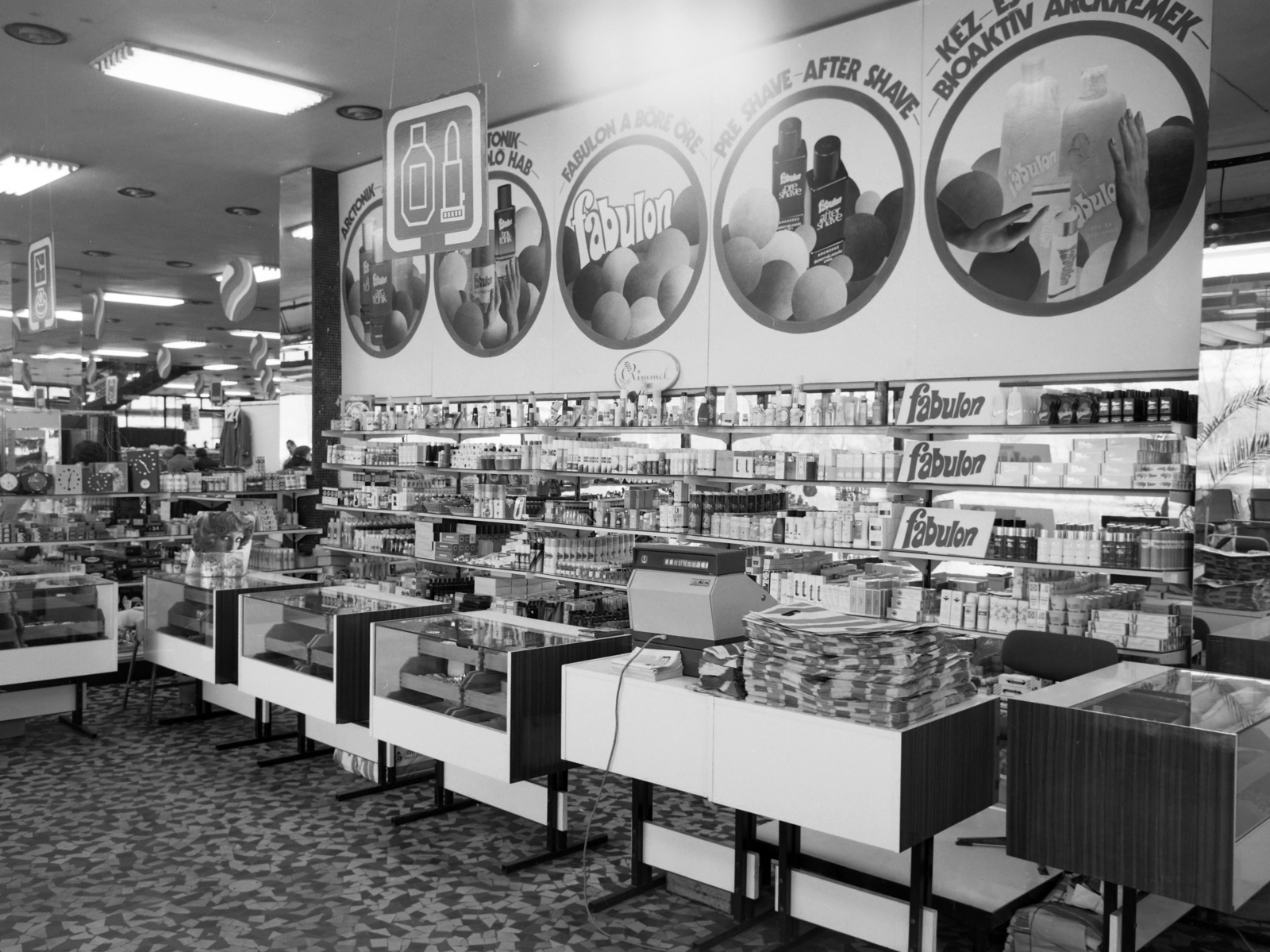 Magyarország, Budapest XXI., Görgey Artúr (Áruház) tér, Csepel Áruház., 1978, Faragó György, Budapest, Fortepan #261444