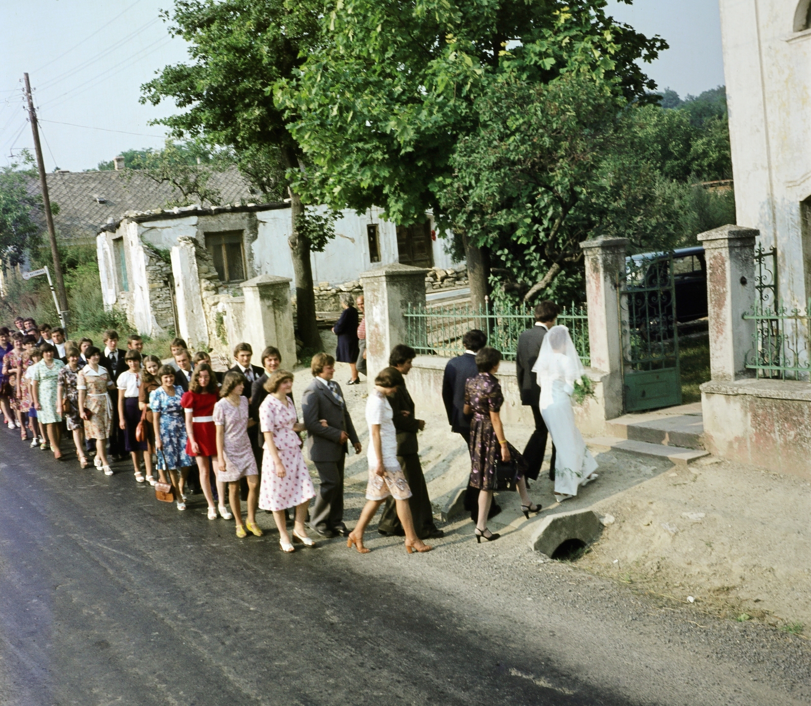 Magyarország, Óbudavár, a Fő utca a Szent Márton püspök-templomnál., 1978, Faragó György, esküvő, színes, Fortepan #261446