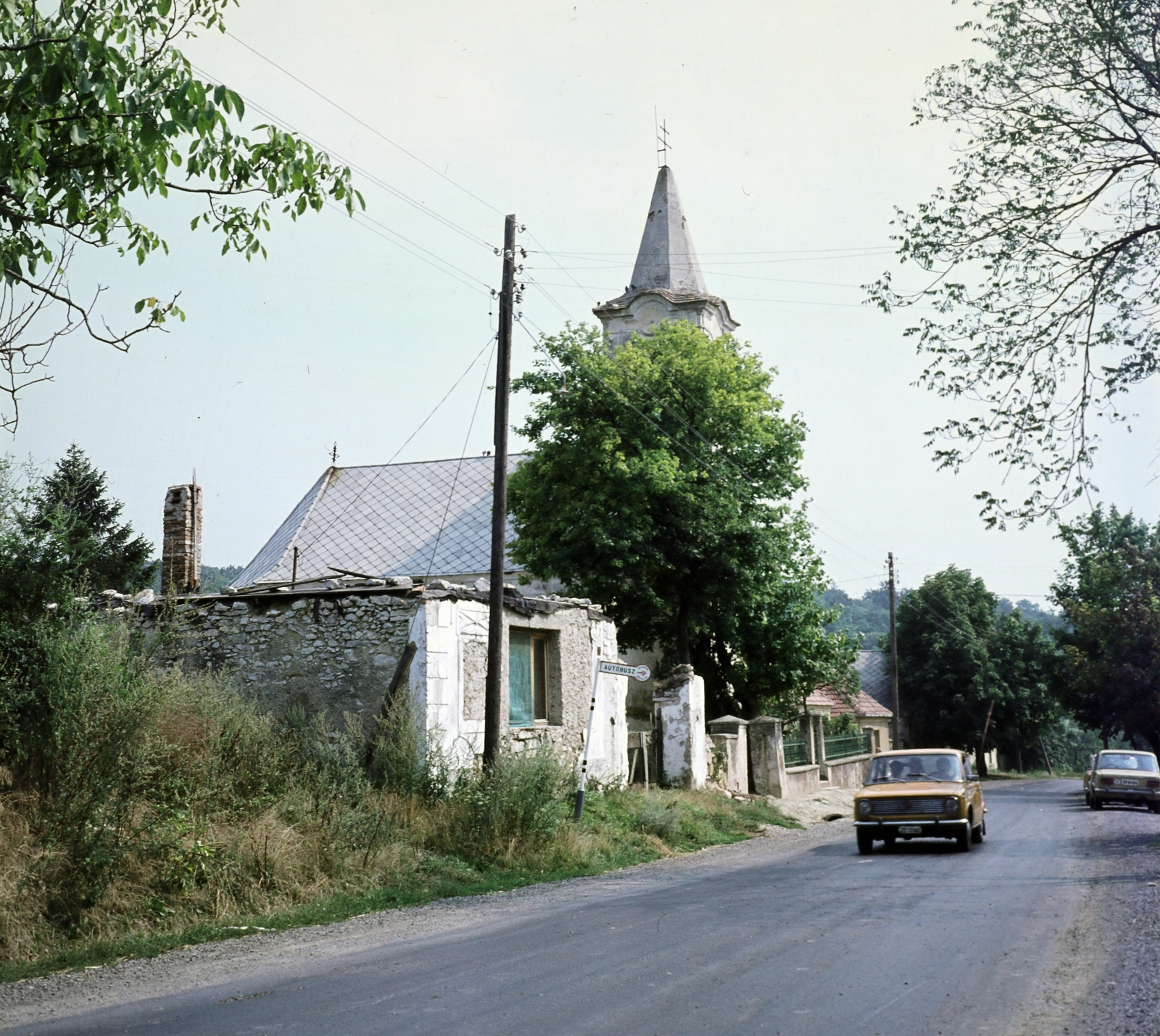 Magyarország, Óbudavár, Fő utca, Szent Márton püspök-templom., 1978, Faragó György, rendszám, VAZ 2101, színes, Fortepan #261447