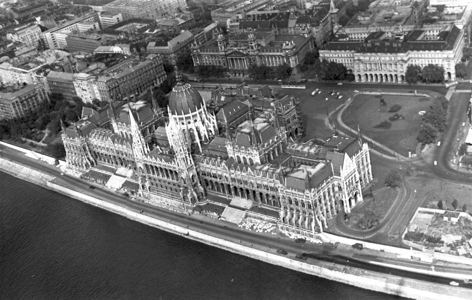 Hungary, Budapest V., légifotó a Parlamentről és a Kossuth Lajos térről., 1963, MHSZ, aerial photo, Imre Steindl-design, parliament, Neo-Gothic-style, Danube, eclectic architecture, Budapest, Fortepan #26145