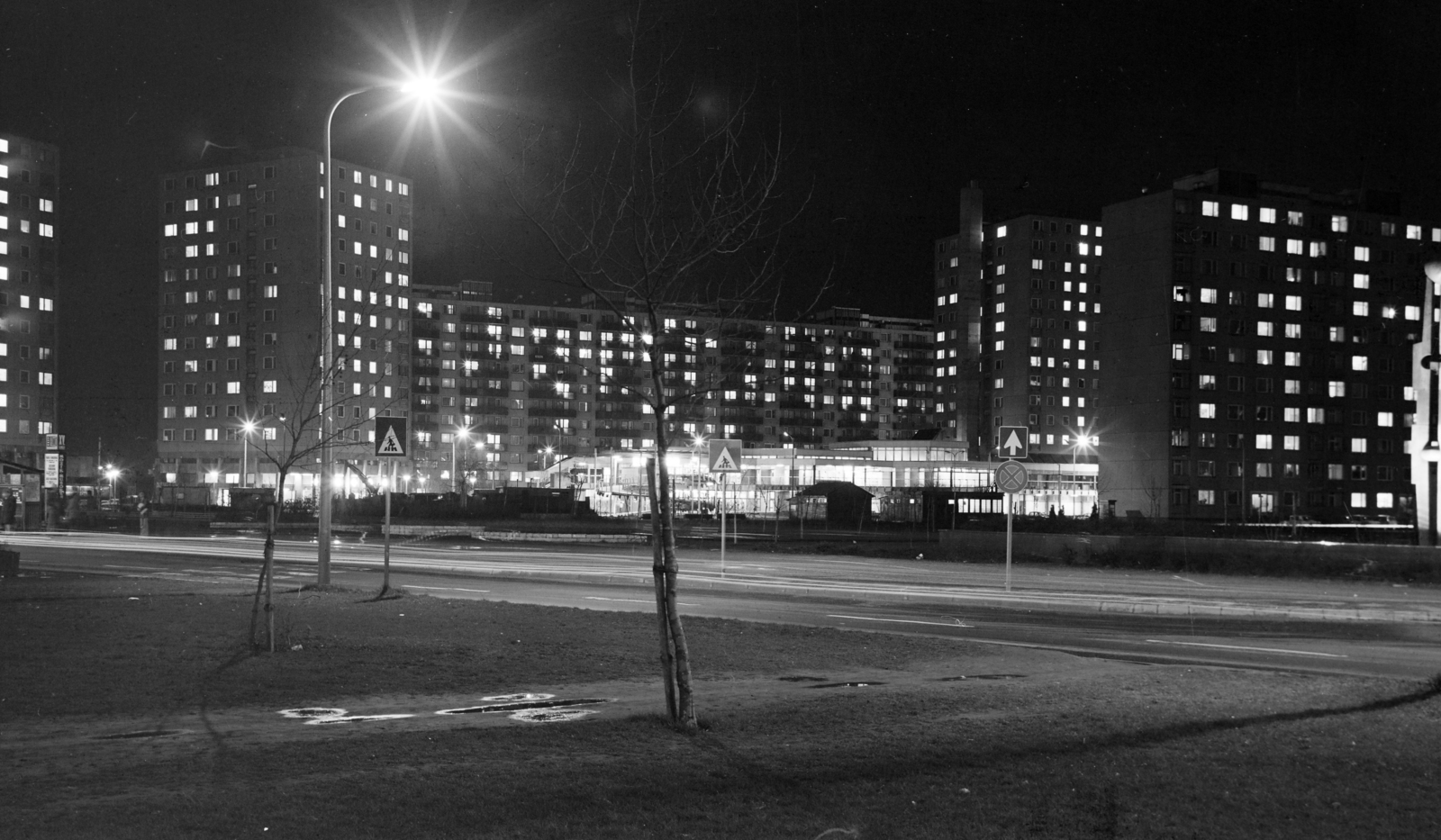 Hungary, Újpalota, Budapest XV., Nyírpalota (Hevesi Gyula) út a Fő tér és a Zsókavár utca felé nézve., 1977, Faragó György, night, blocks, Budapest, Fortepan #261459