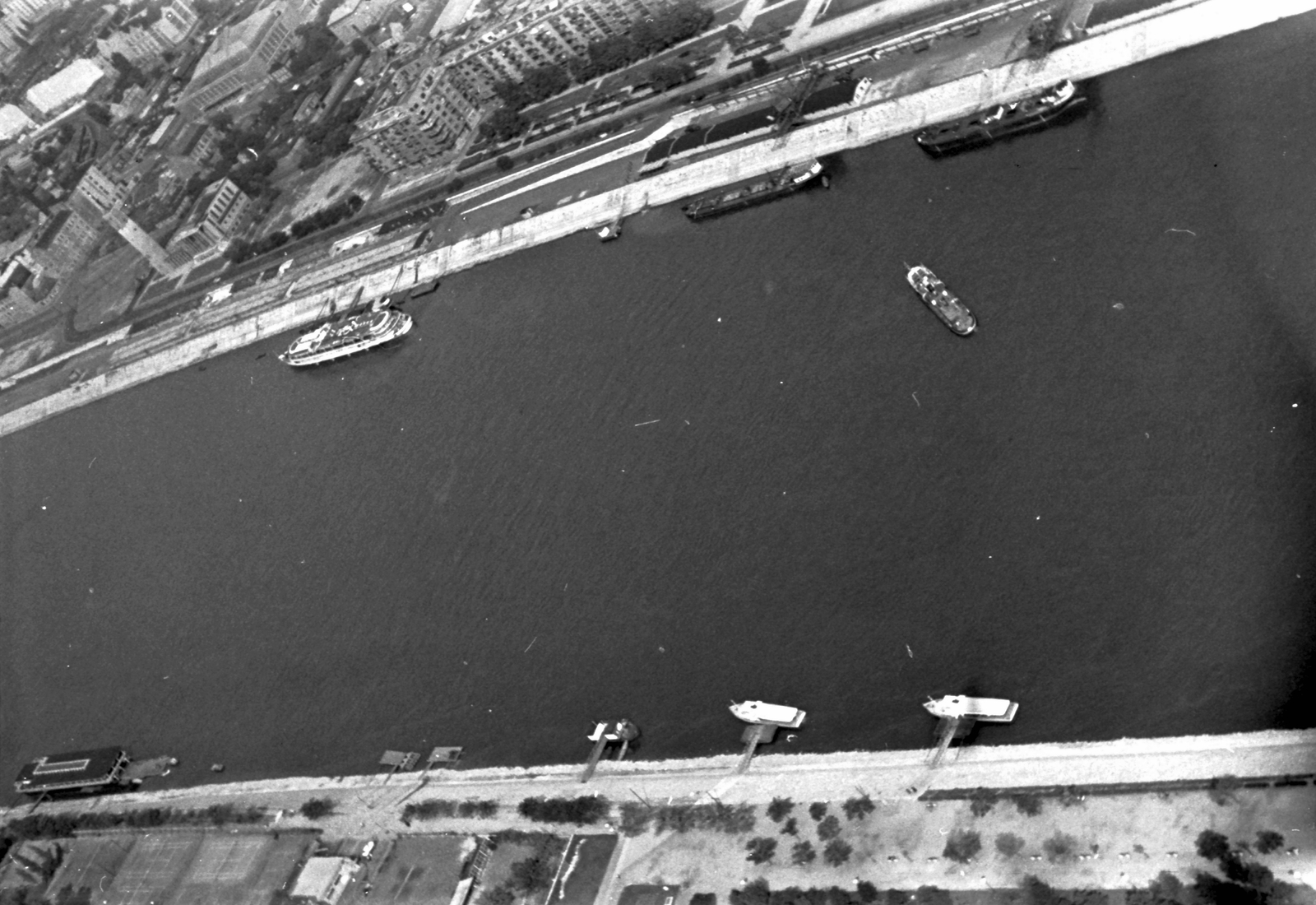 Magyarország, Budapest XIII., légifotó, alul a Margit-sziget keleti partja, fenn a Szent István park házai és a Pozsonyi úti református templom., 1963, MHSZ, hajó, légi felvétel, uszály, Budapest, neoklasszicizmus, Tóth Imre-terv, Halászi Jenő-terv, Fortepan #26146