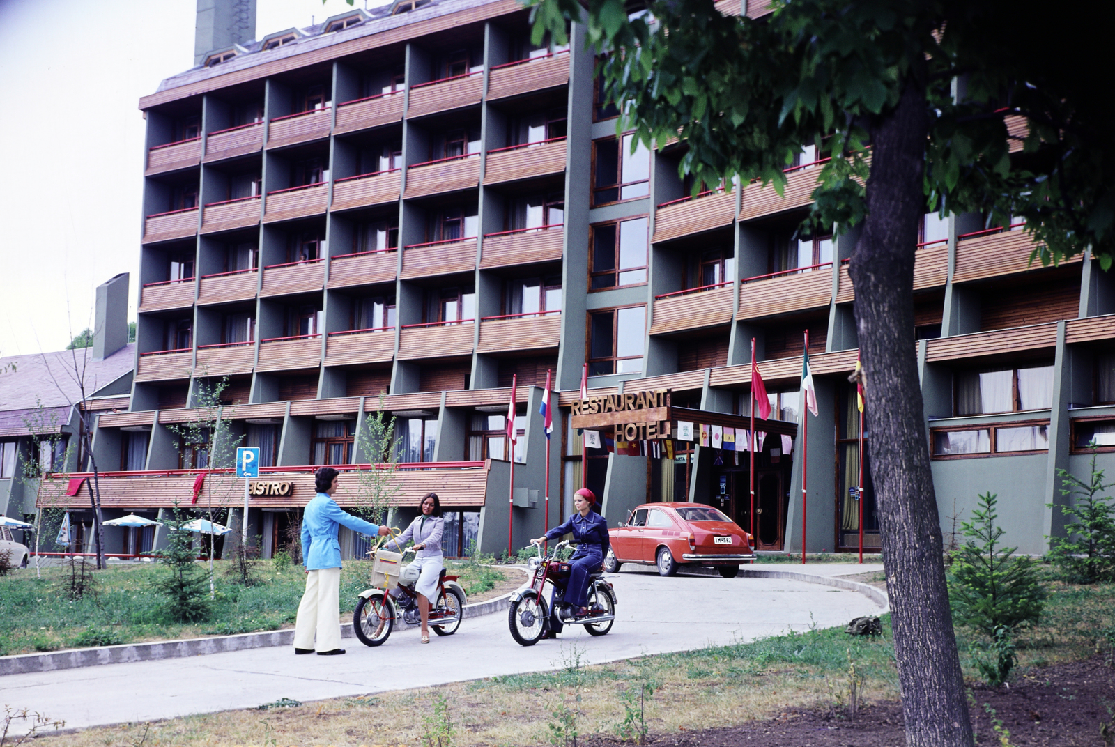 Magyarország, Mátrafüred, Avar szálló., 1975, Faragó György, segédmotor, motorkerékpár, rendszám, színes, Fortepan #261476