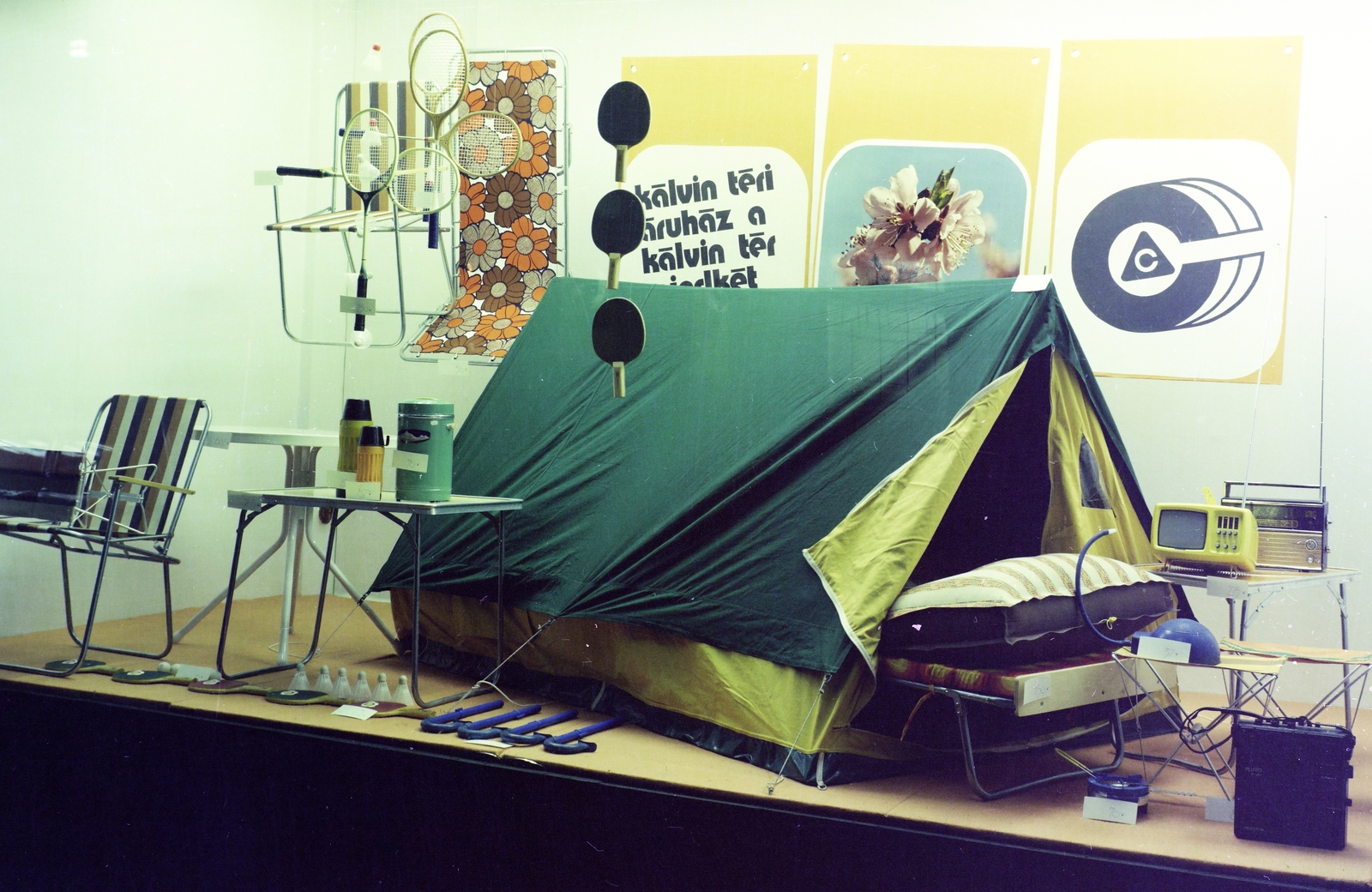 Hungary, Budapest IX., Kálvin tér, Kálvin téri Áruház., 1981, Faragó György, tent, camping, camping furniture, Budapest, Fortepan #261484