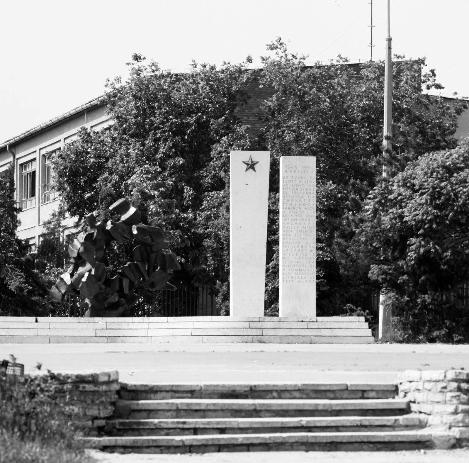 Magyarország, Budapest XVII., Gyökér utca - Ferihegyi út sarok (ekkor Jubileumi park), Felszabadulási emlékmű (A béke madarai), Laborcz Ferenc szobrászművész 1970-ben felavatott alkotása, 1980, Faragó György, Budapest, Fortepan #261491